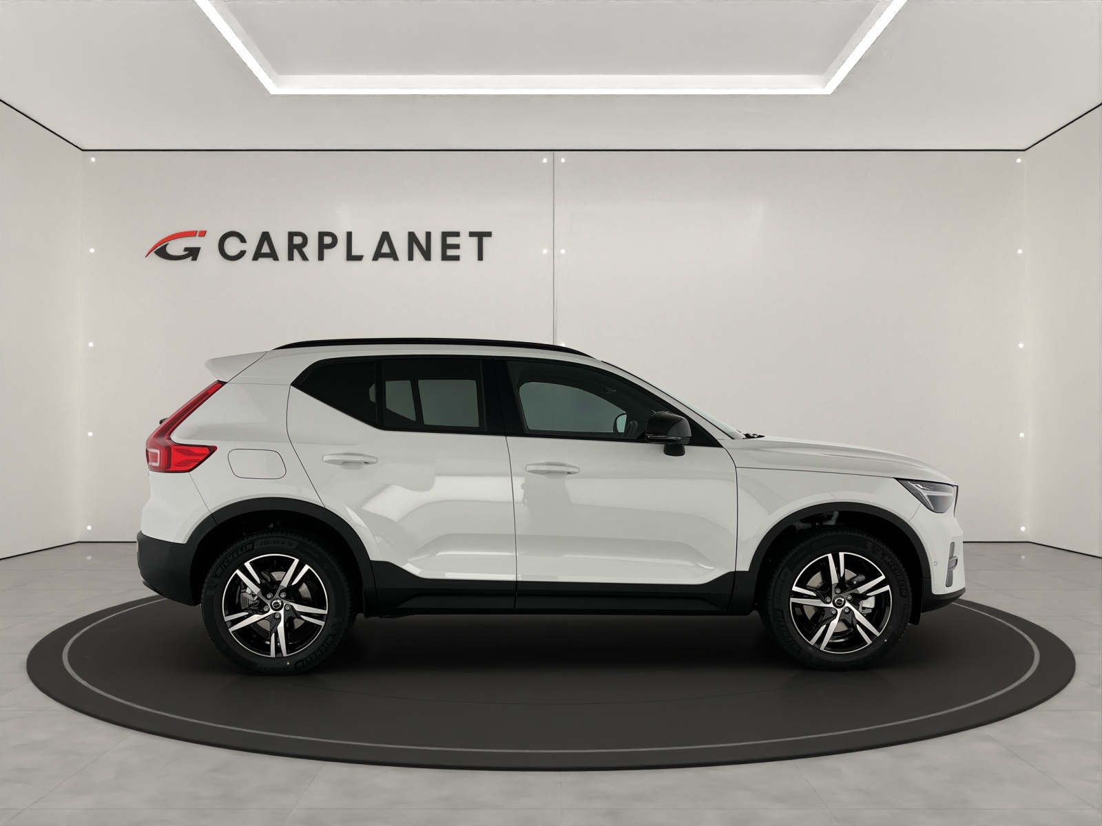 VOLVO XC40 2.0 B3 MH Plus Dark-showroom-element-2