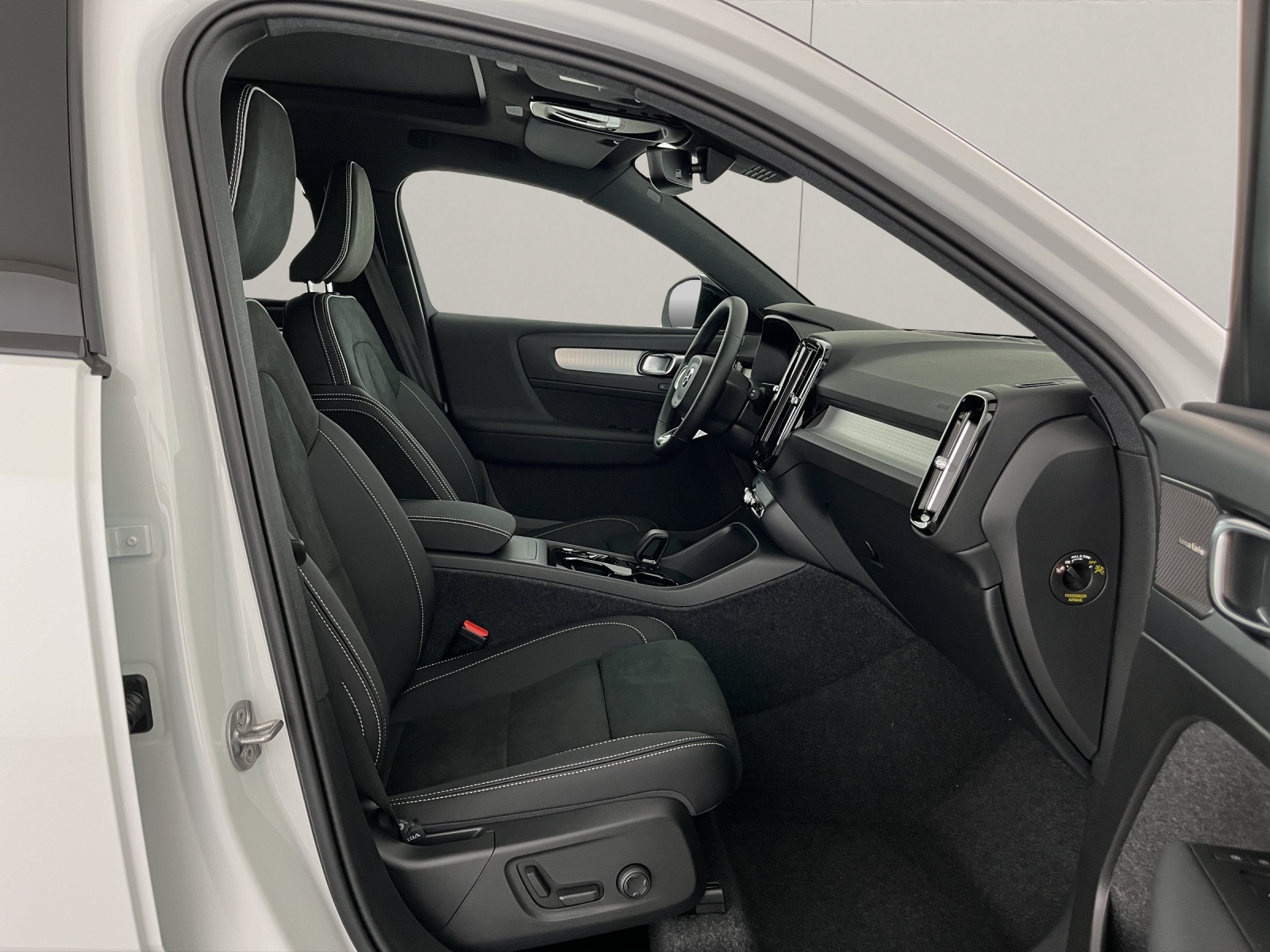 VOLVO XC40 2.0 B3 MH Plus Dark-image-9