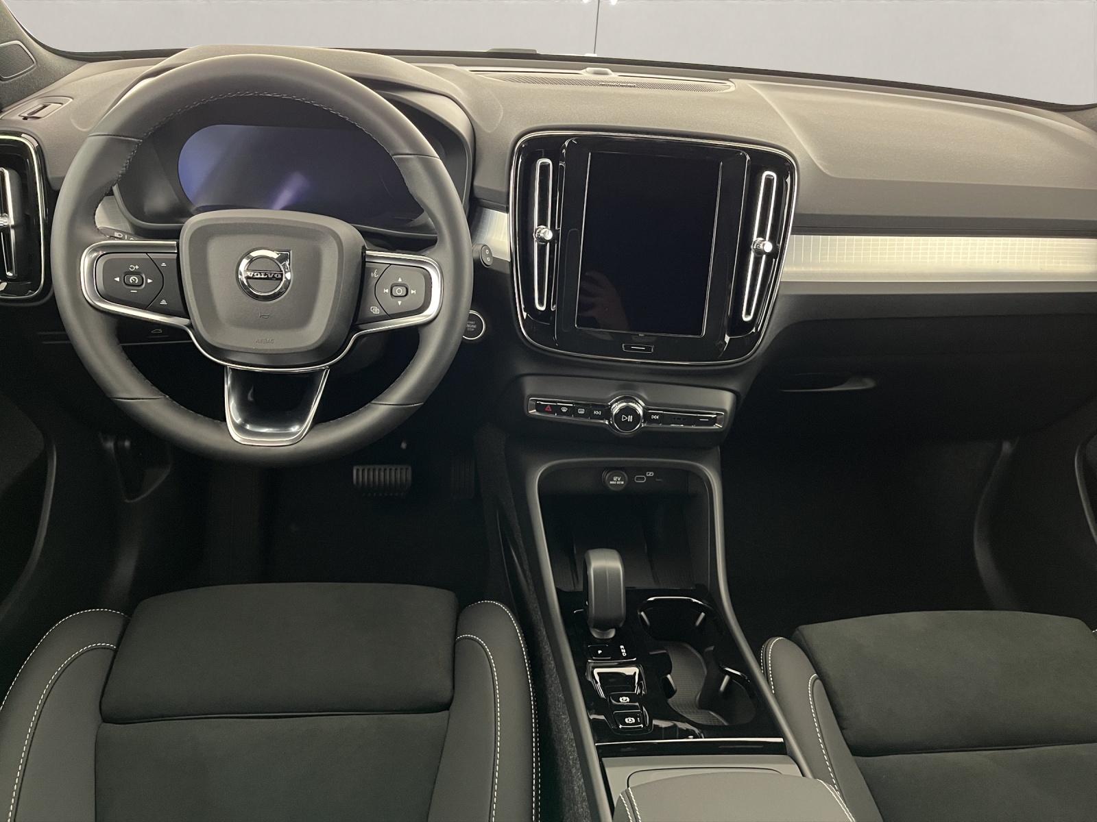 VOLVO XC40 2.0 B3 MH Plus Dark-image-12