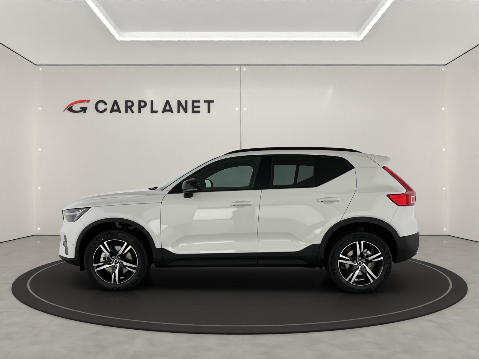 VOLVO XC40 2.0 B3 MH Plus Dark-showroom-element-1