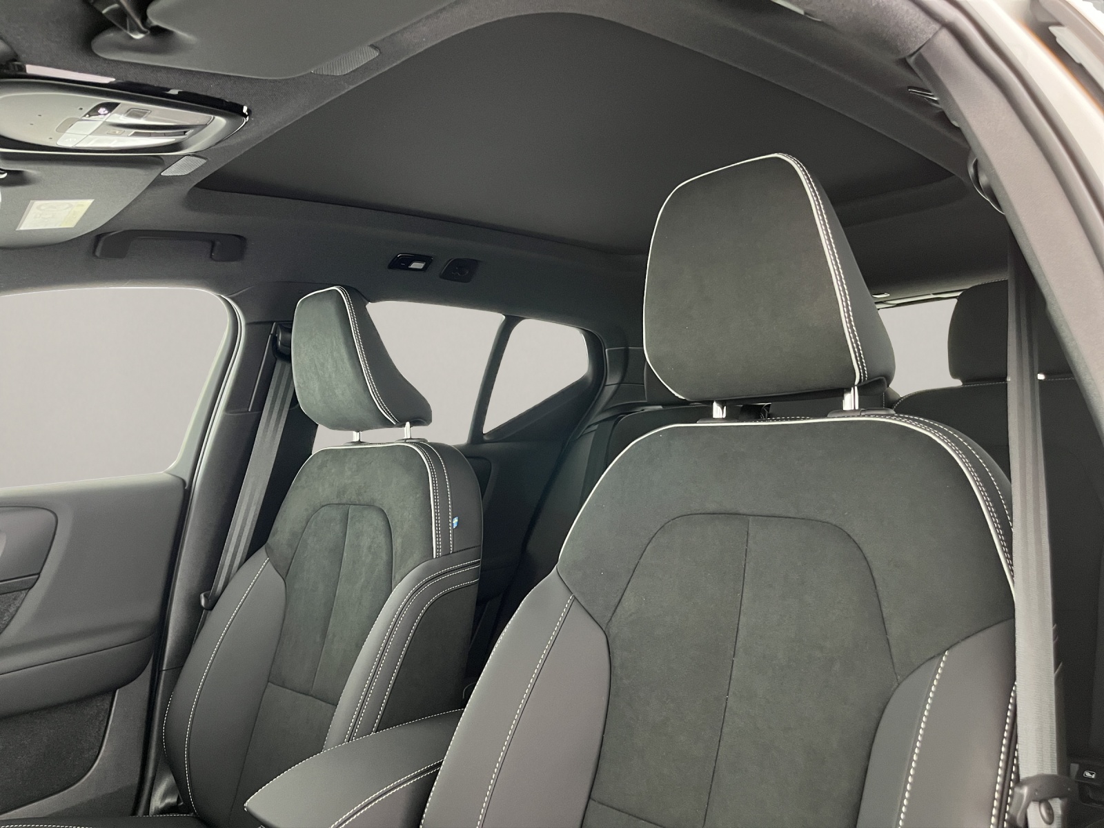VOLVO XC40 2.0 B3 MH Plus Dark-image-10