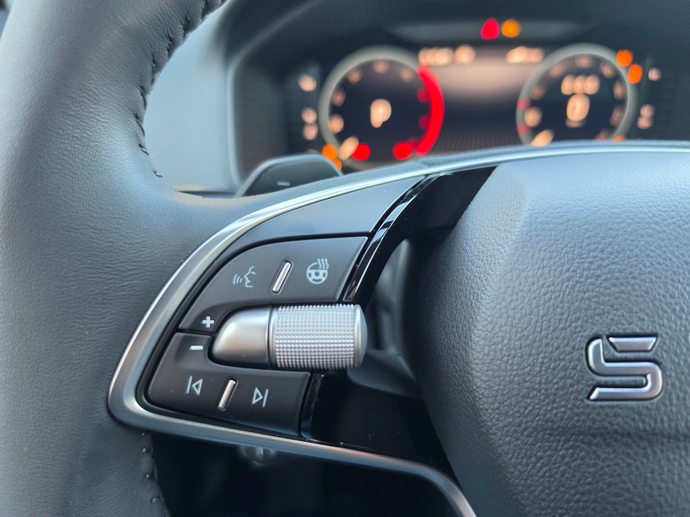 SKODA Karoq 2.0 TDI CR Dynamic 4x4 DSG-image-16