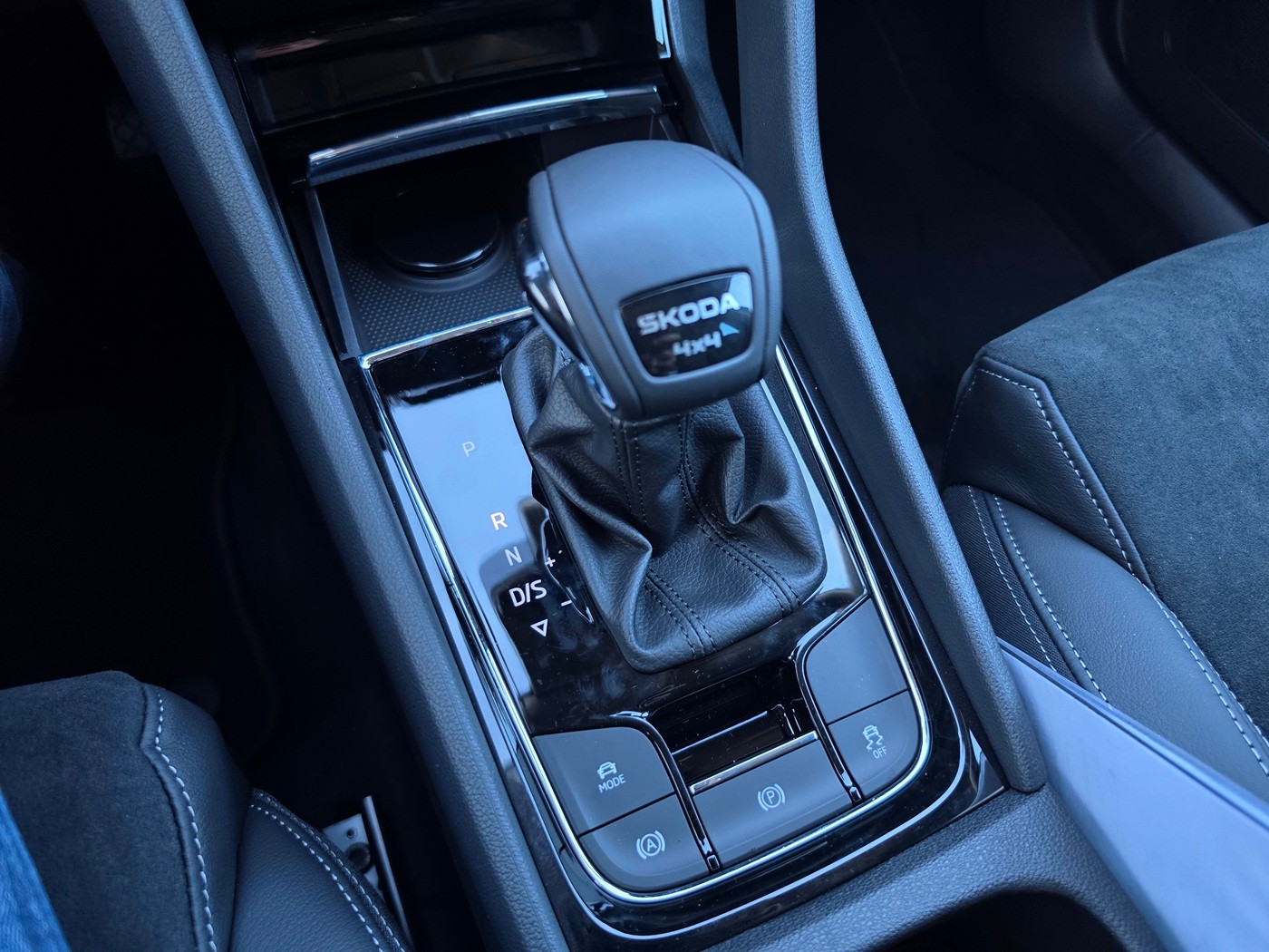 SKODA Karoq 2.0 TDI CR Dynamic 4x4 DSG-image-13