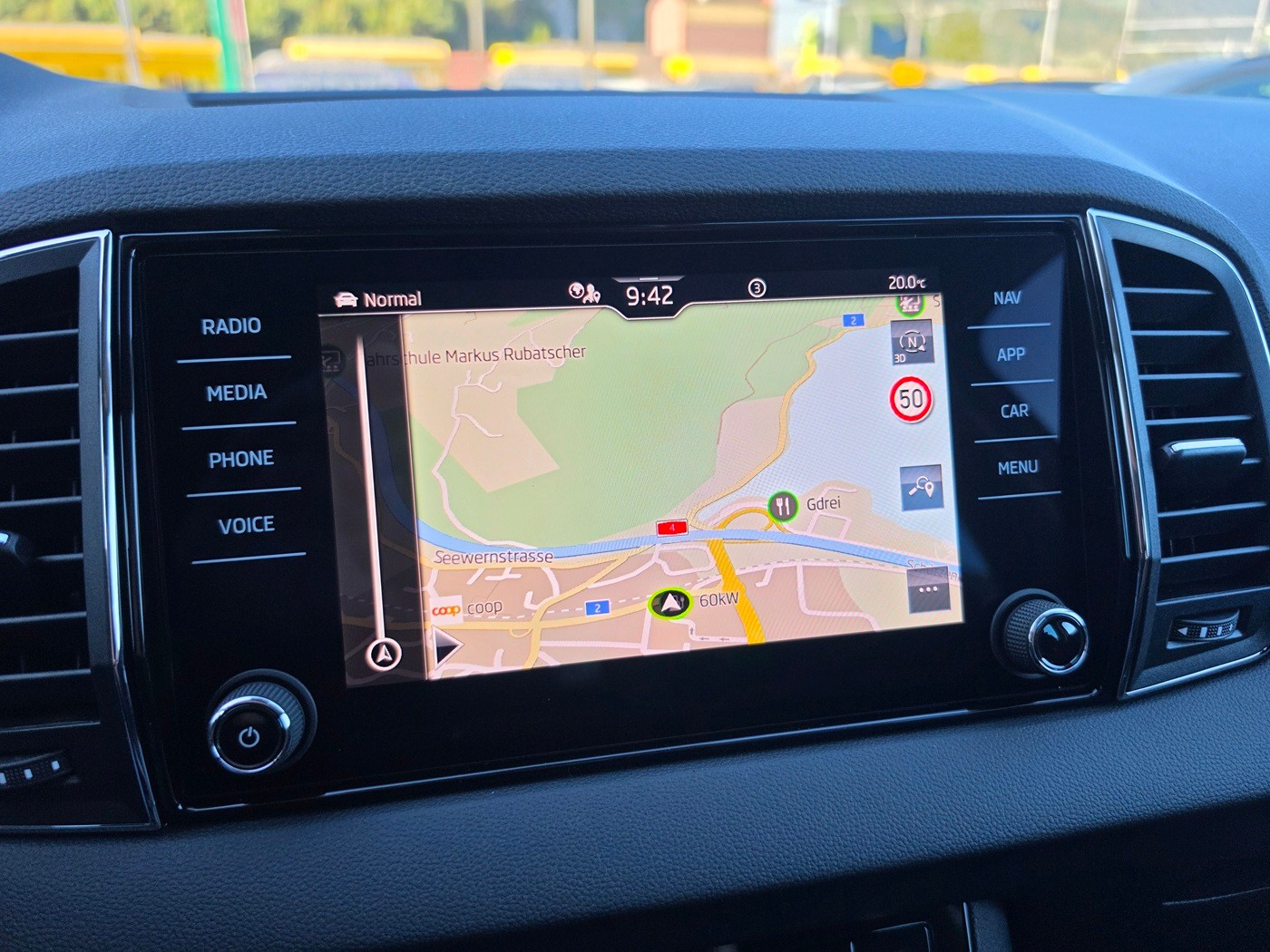 SKODA Karoq 2.0 TDI CR Dynamic 4x4 DSG-image-10