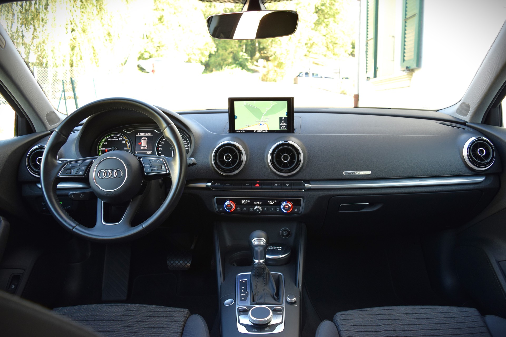 AUDI A3 Sportback 1.4 e-tron Sport S-tronic-image-1