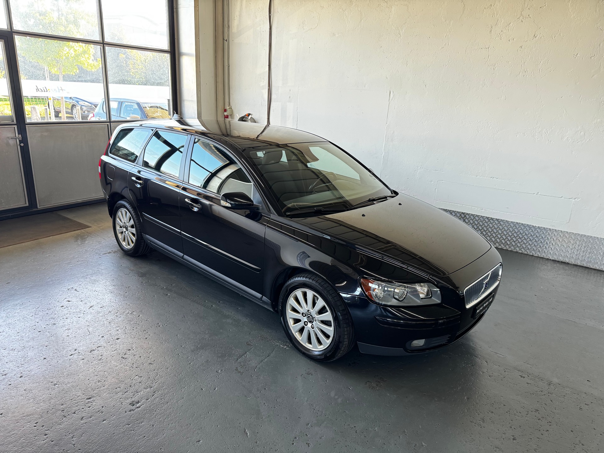 VOLVO V50 2.0D Momentum-image-0