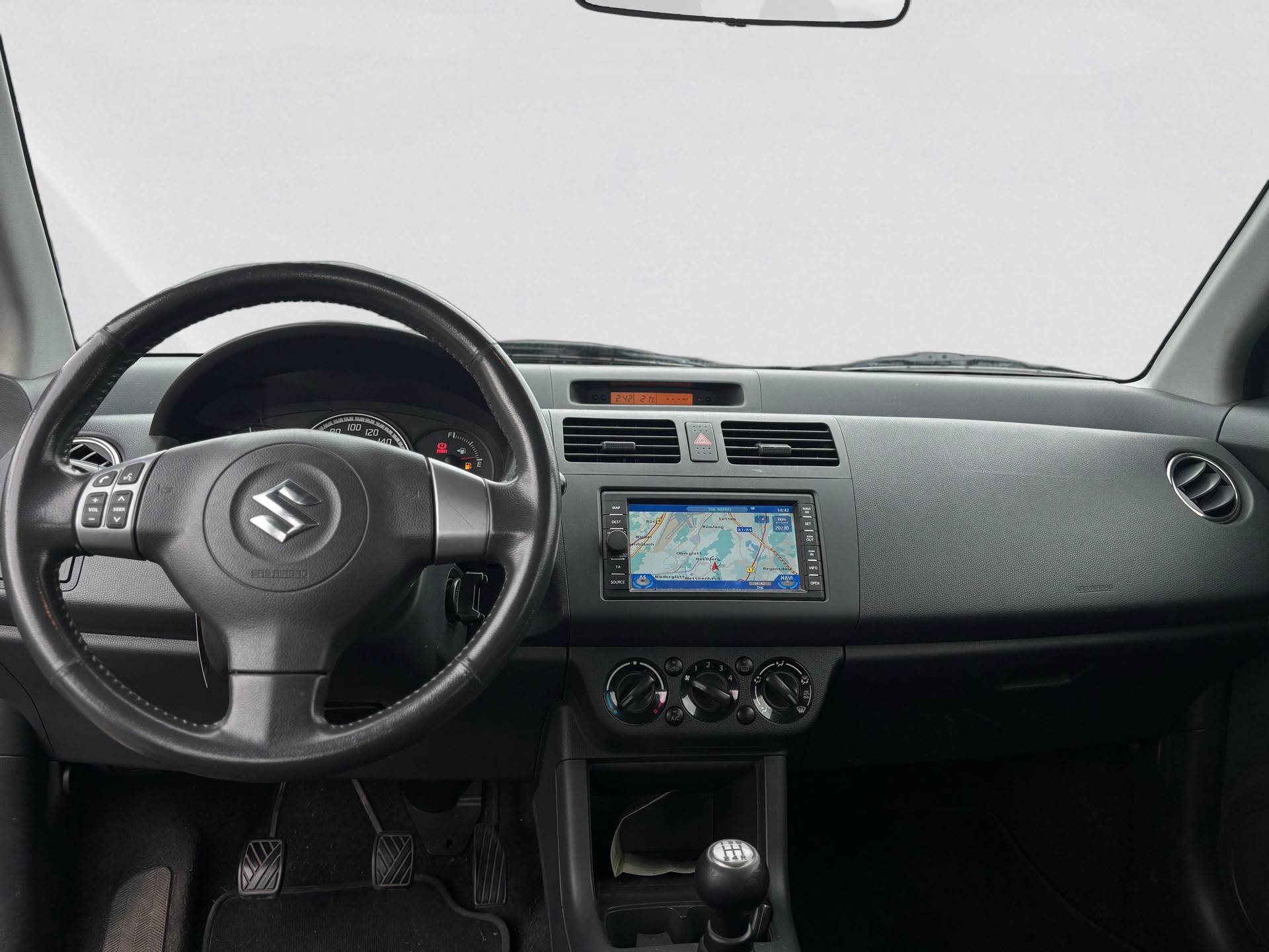 SUZUKI Swift 1.3i 16V GL Top 4x4-image-8