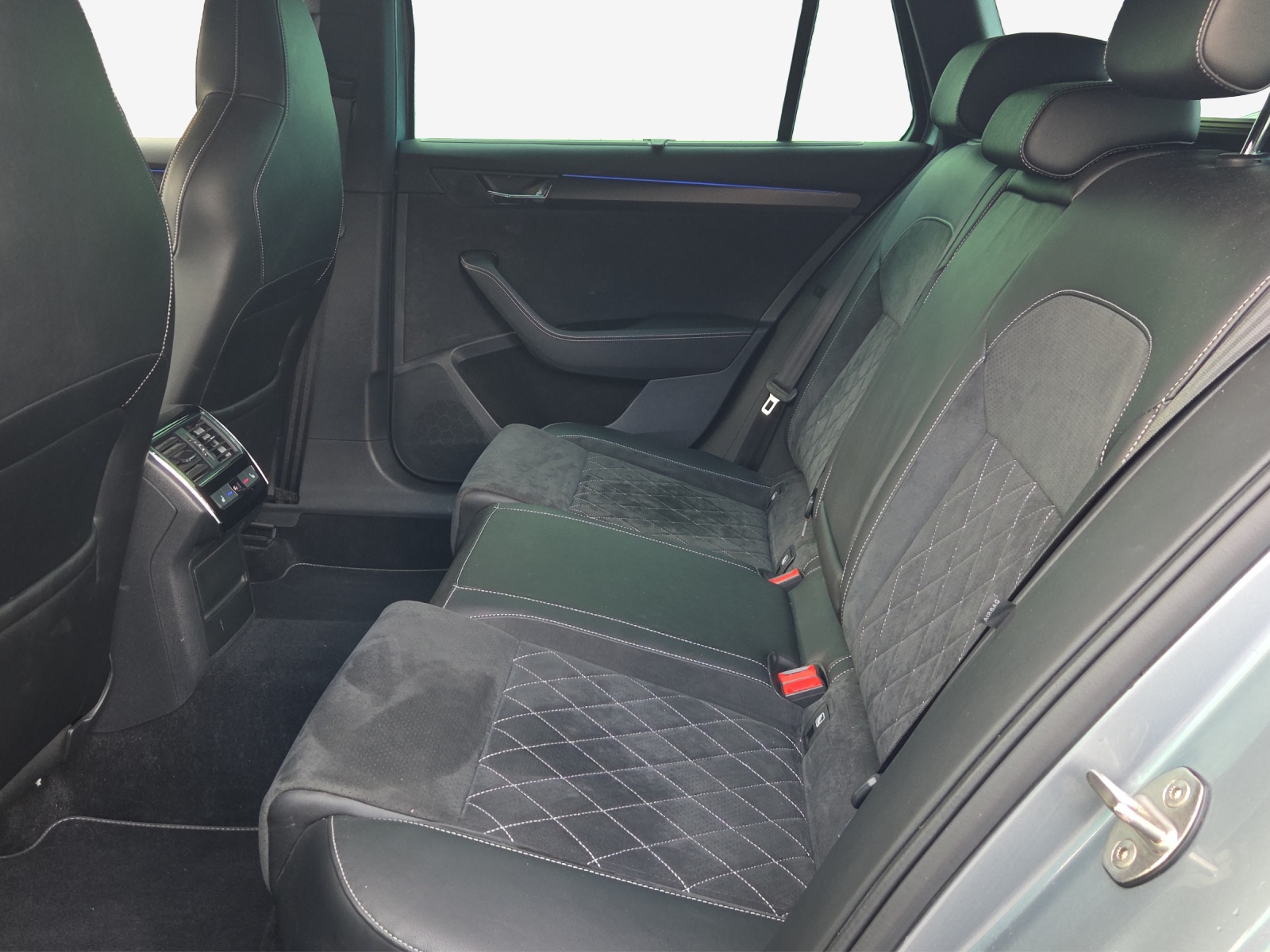 SKODA Superb Combi 2.0 TSI SportLine 4x4 DSG-image-11