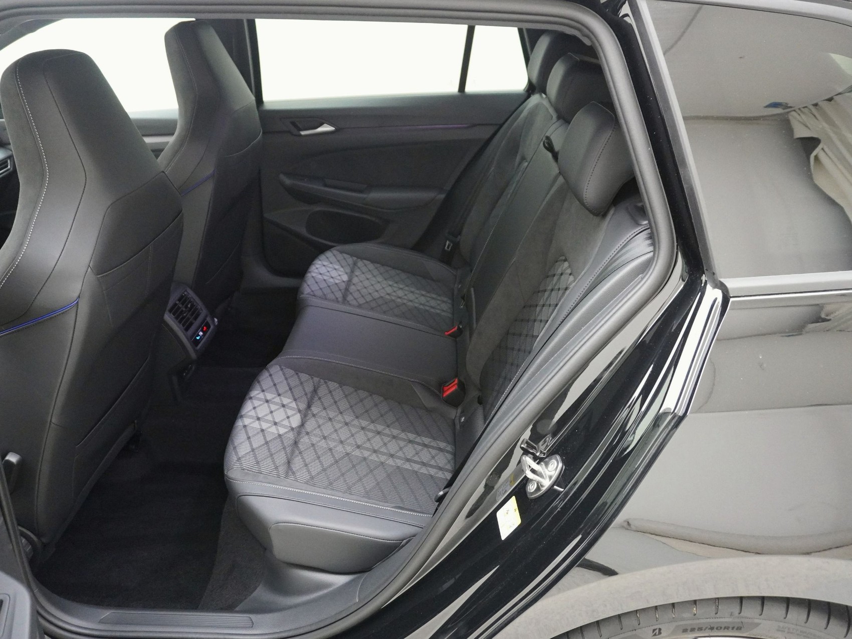 VW Golf VIII Variant 1.5 eTSI R-Line DSG-image-13