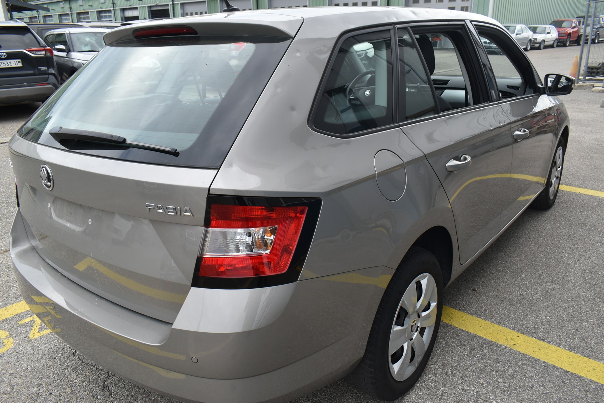 SKODA Fabia 1.2 TSI Swiss Edition DSG-image-9
