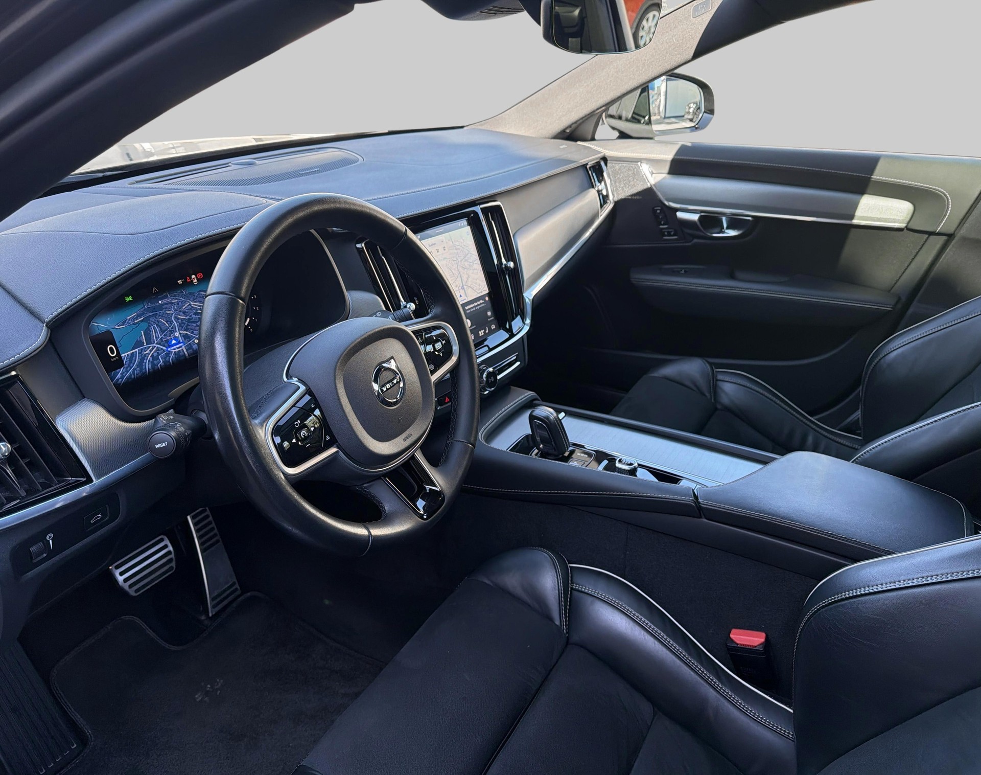 VOLVO V90 2.0 B5 R-Design AWD-image-2