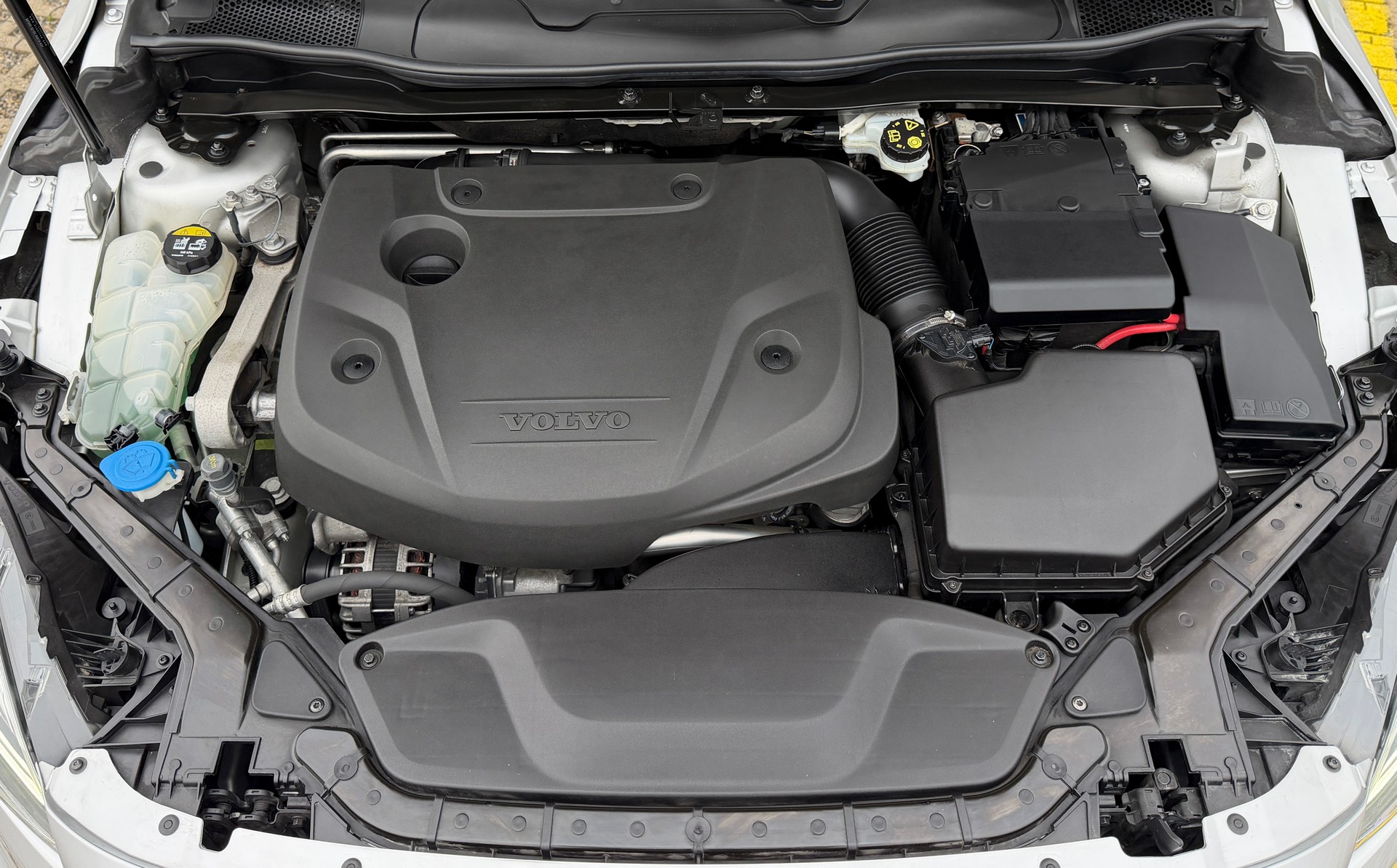 VOLVO V40 D3 R-Design-image-10