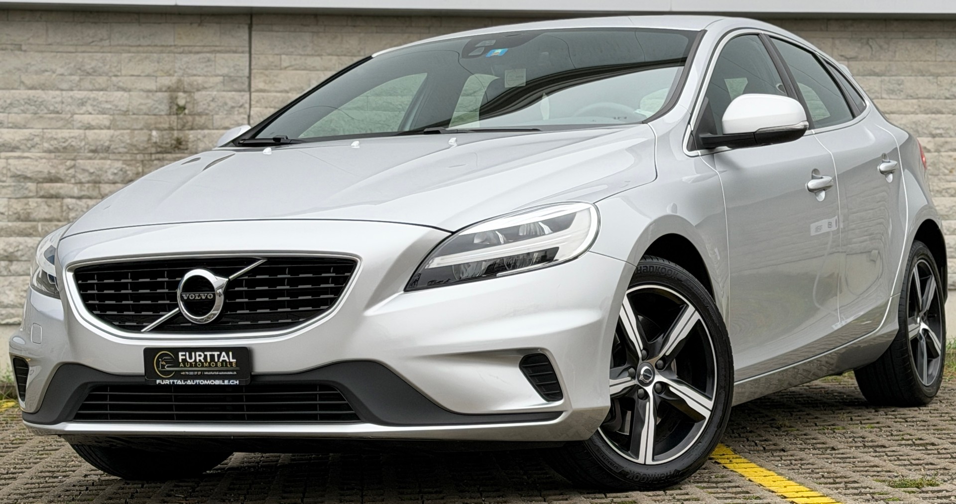 VOLVO V40 D3 R-Design-showroom-element-3