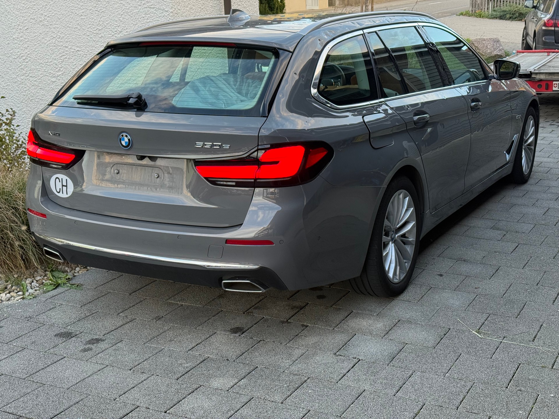 BMW 530e xDrive Touring Luxury Line Steptronic-image-3