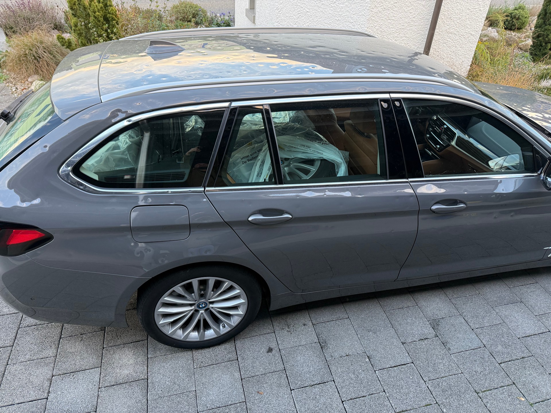 BMW 530e xDrive Touring Luxury Line Steptronic-image-2