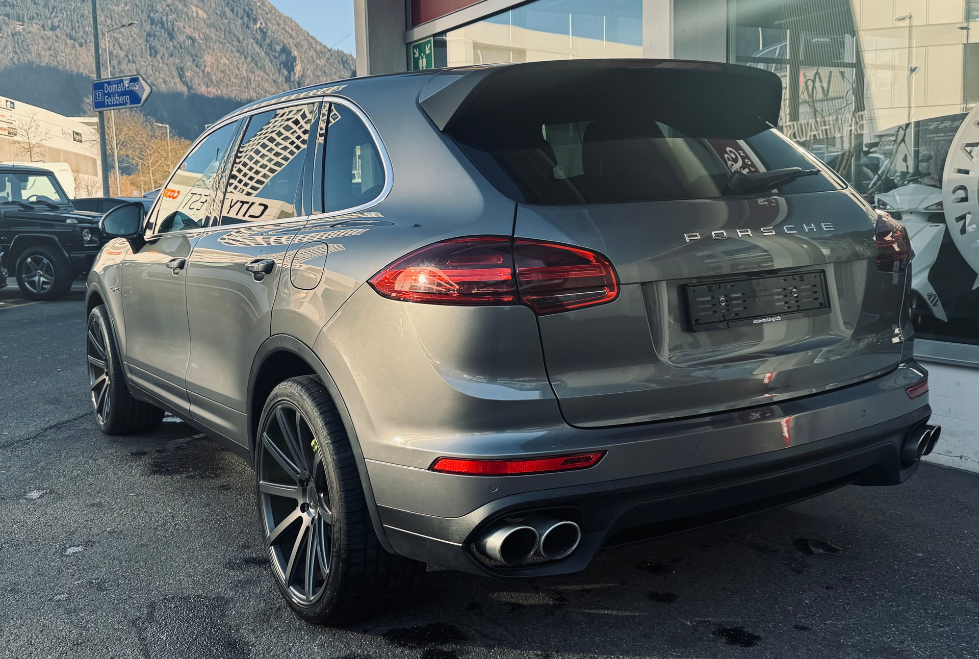 PORSCHE Cayenne S E-Hybrid-image-4