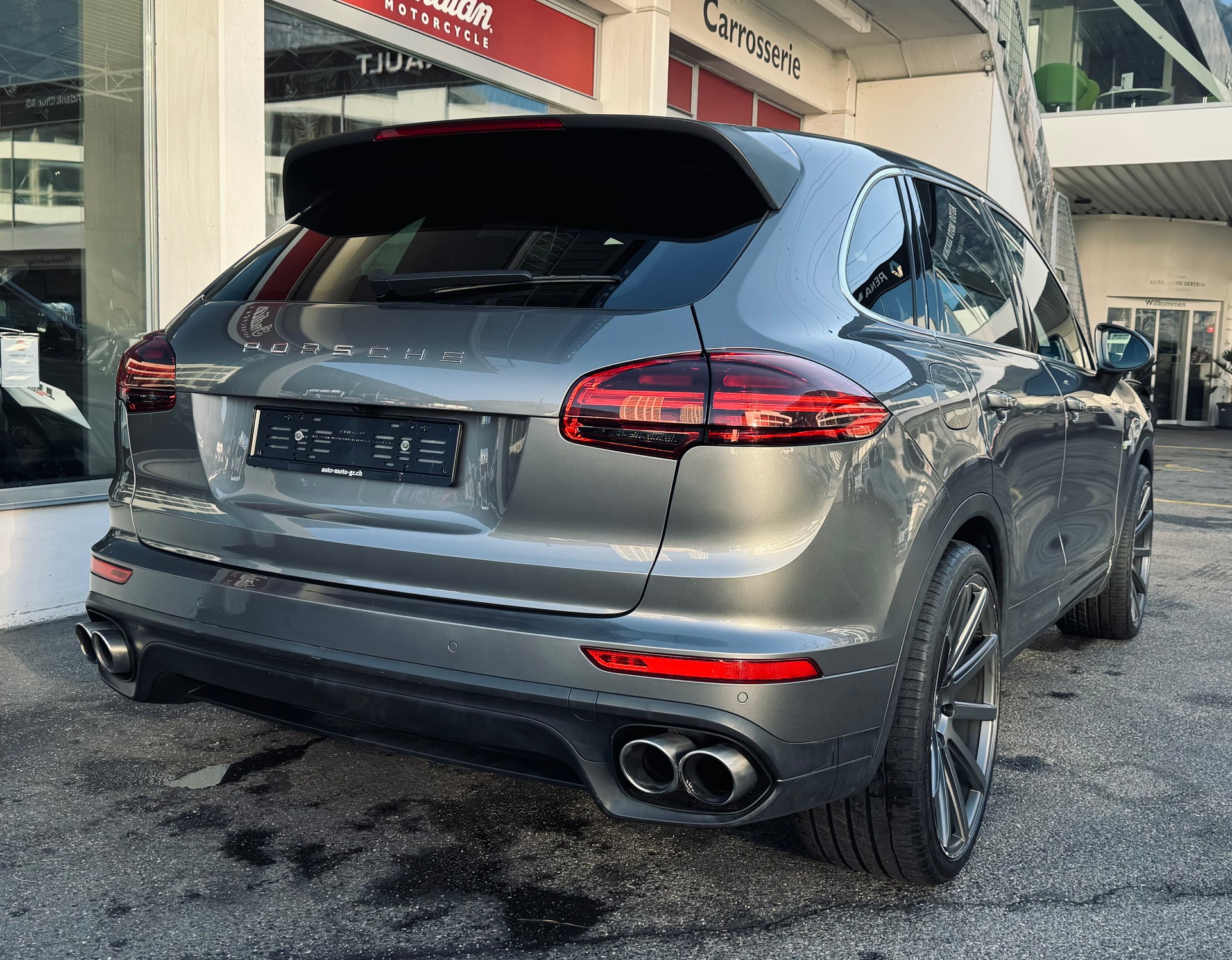 PORSCHE Cayenne S E-Hybrid-image-3