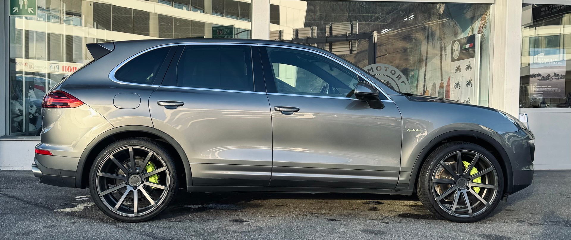 PORSCHE Cayenne S E-Hybrid-image-1