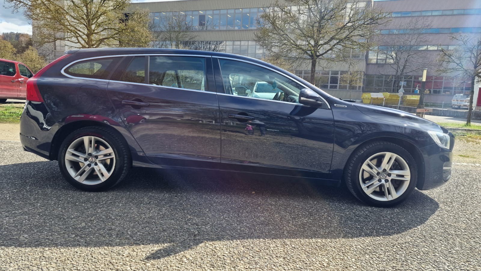 VOLVO V60 D6 AWD Plug-in Hybrid Summum Geartronic-image-2