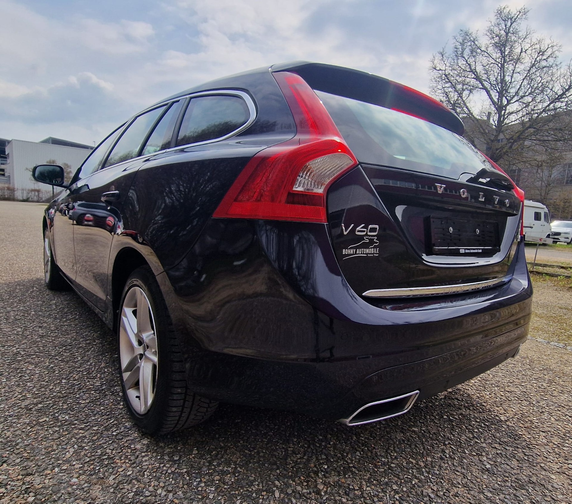 VOLVO V60 D6 AWD Plug-in Hybrid Summum Geartronic-image-3