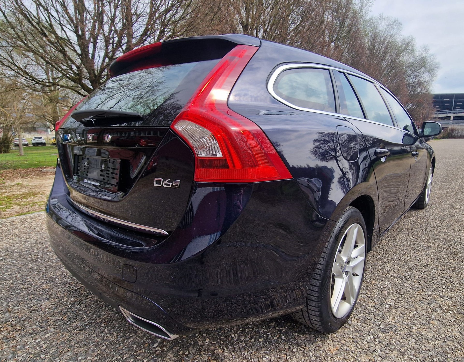VOLVO V60 D6 AWD Plug-in Hybrid Summum Geartronic-image-1
