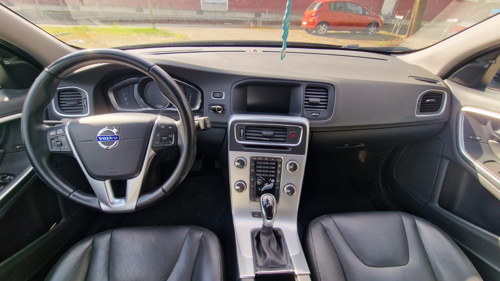 VOLVO V60 D6 AWD Plug-in Hybrid Summum Geartronic-image-8
