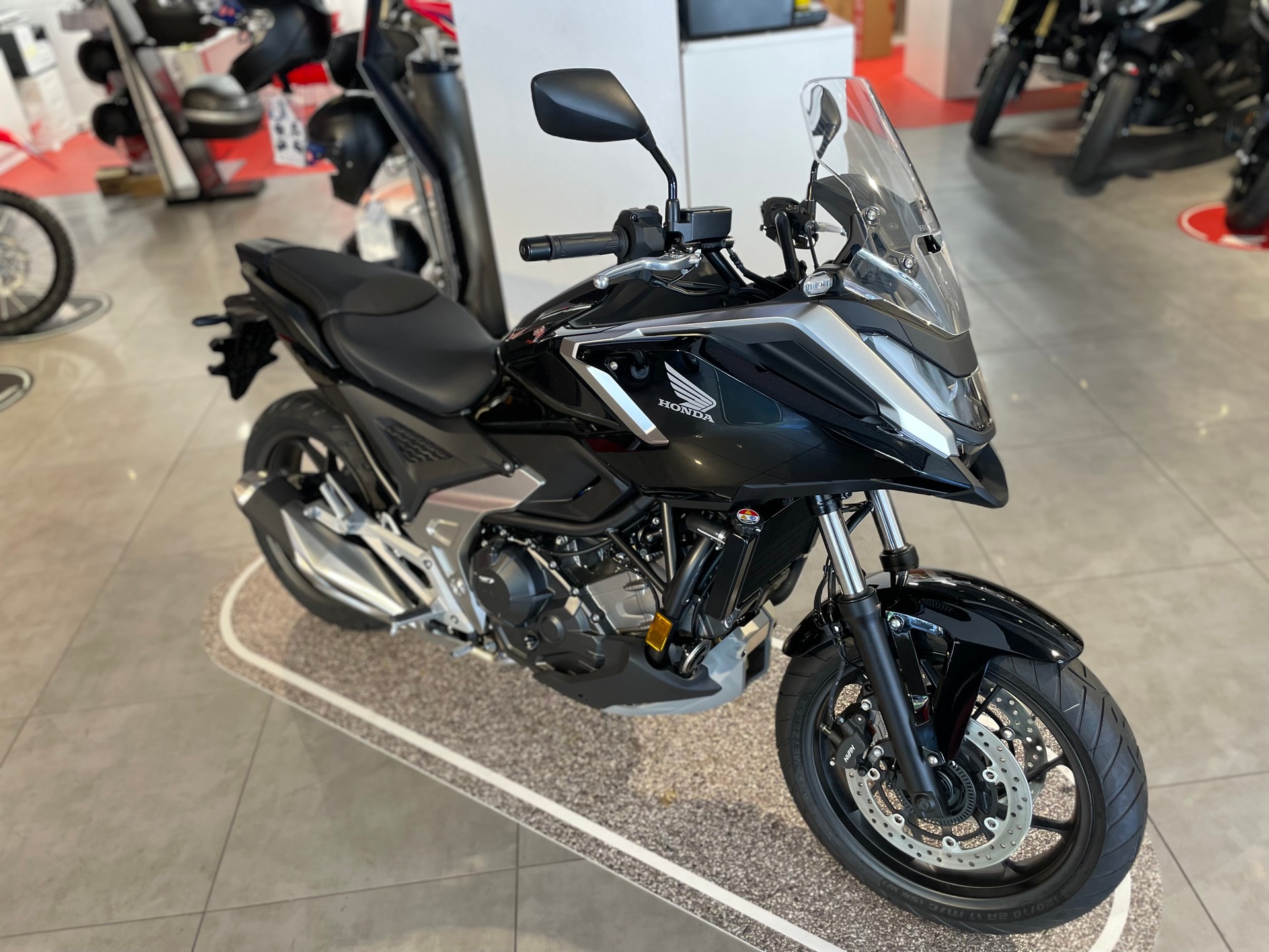 HONDA-showroom-element-1