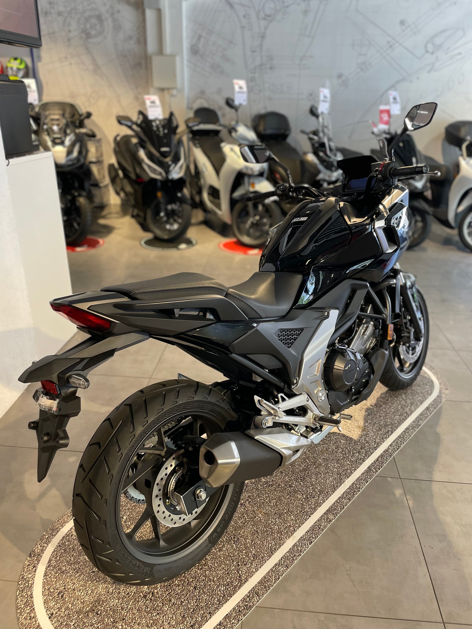 HONDA-showroom-element-2