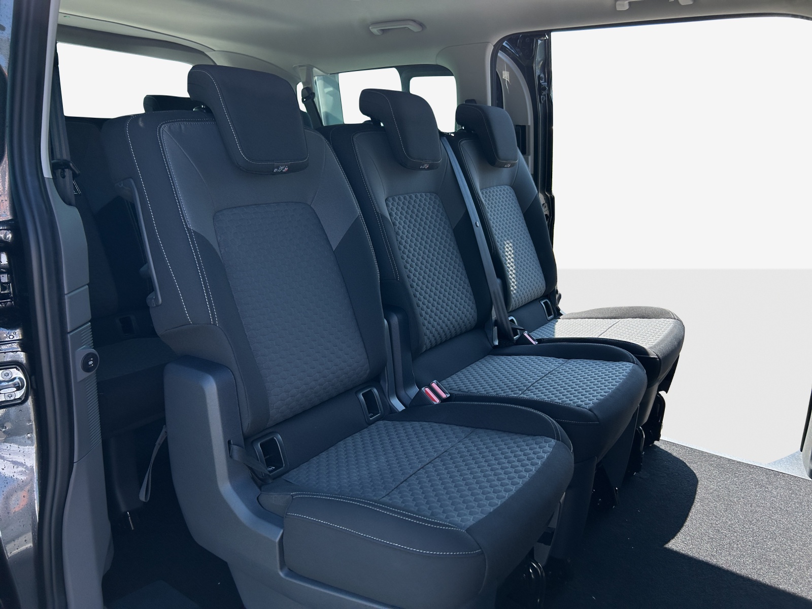 VW Caravelle BEV Life-image-13