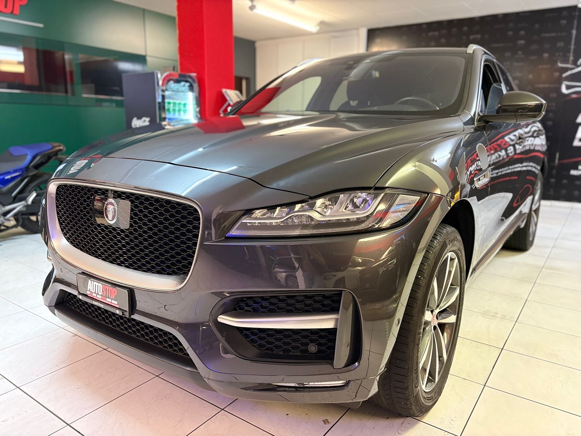 JAGUAR F-Pace 25d Prestige Advantage AWD Automatik-image-2