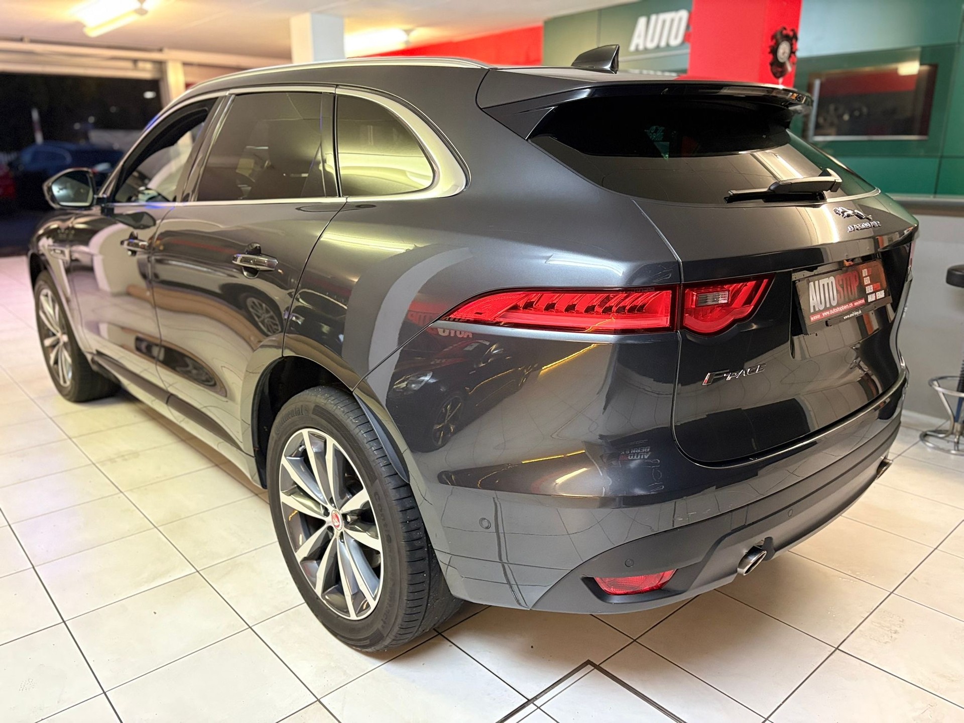 JAGUAR F-Pace 25d Prestige Advantage AWD Automatik-image-4