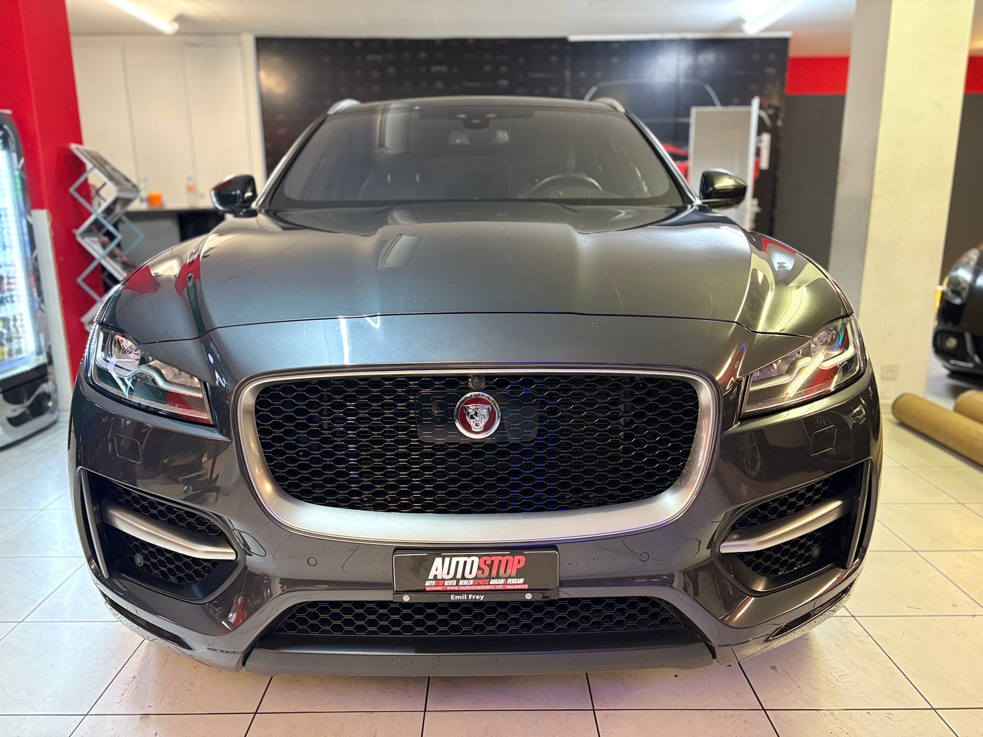 JAGUAR F-Pace 25d Prestige Advantage AWD Automatik-image-0