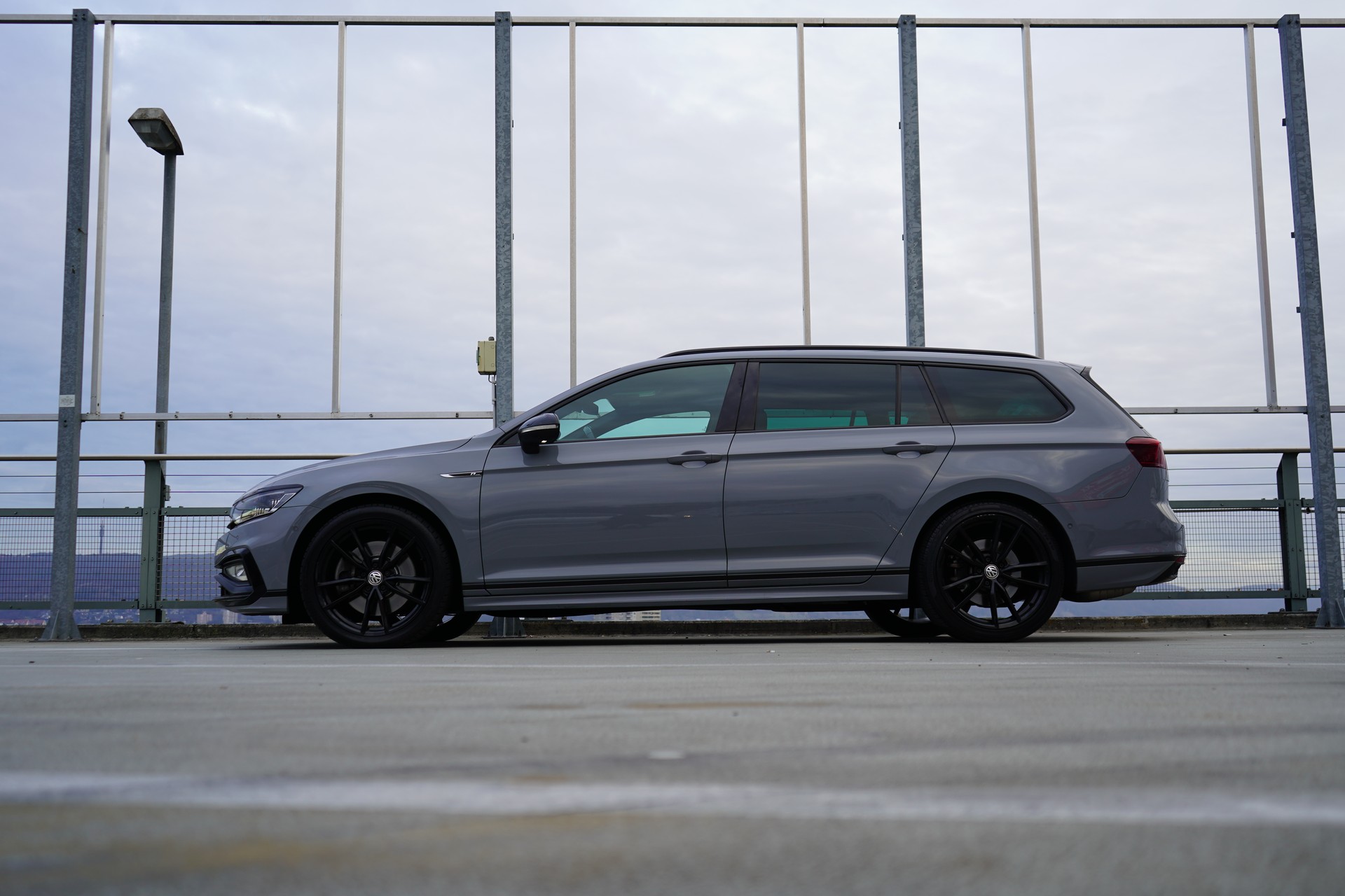 VW PASSAT VARIANT 2.0 TSI R-LINE EDITION BLACK 4MOTION DSG l 272 PS-image-3