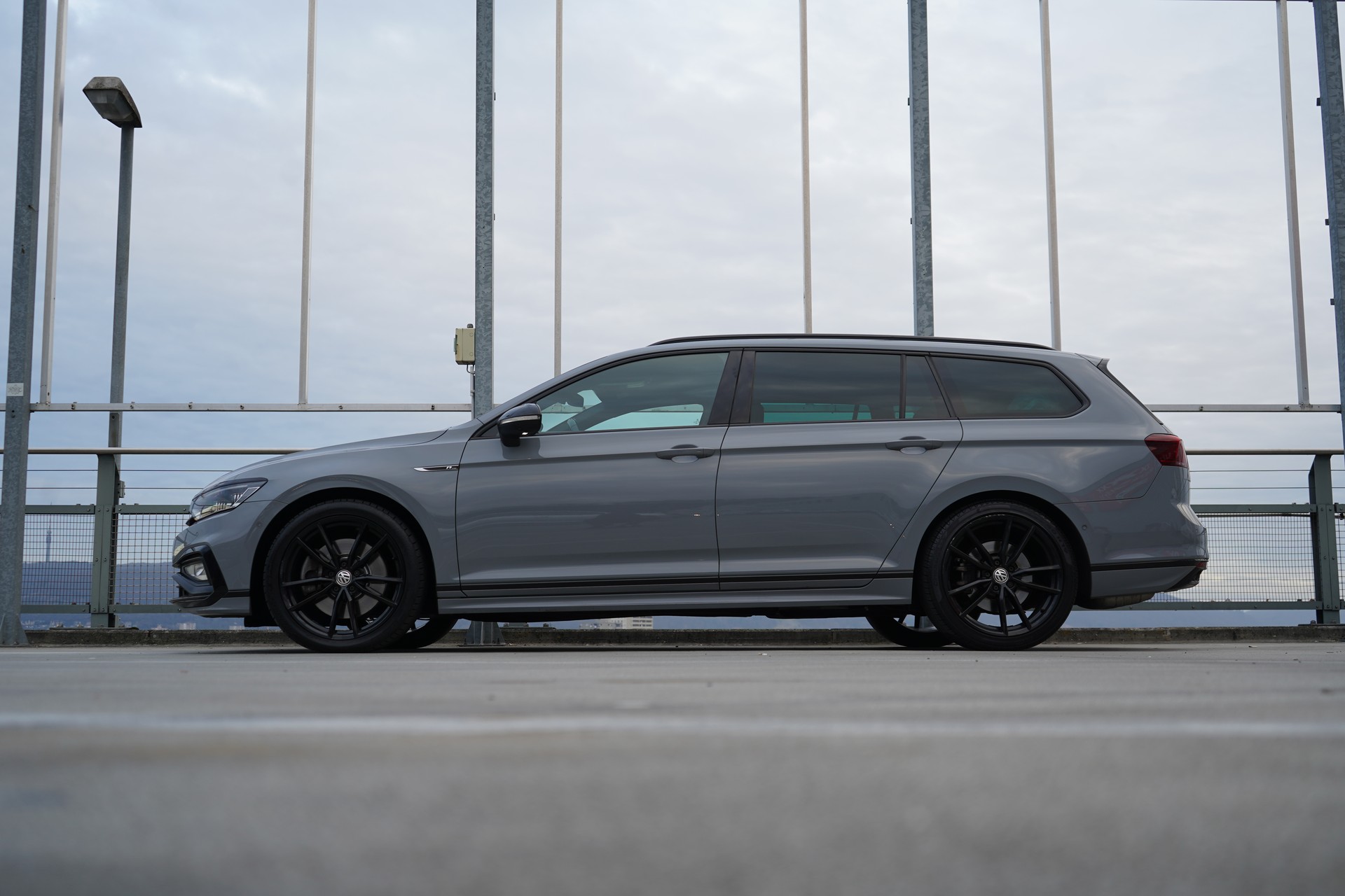 VW PASSAT VARIANT 2.0 TSI R-LINE EDITION BLACK 4MOTION DSG l 272 PS-image-1