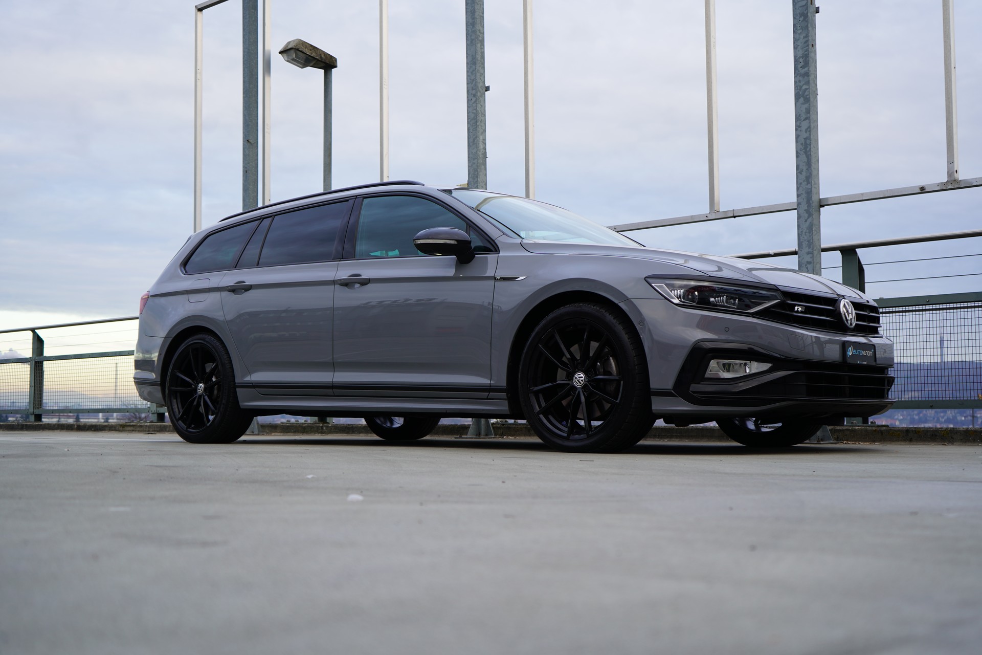 VW PASSAT VARIANT 2.0 TSI R-LINE EDITION BLACK 4MOTION DSG l 272 PS-image-10