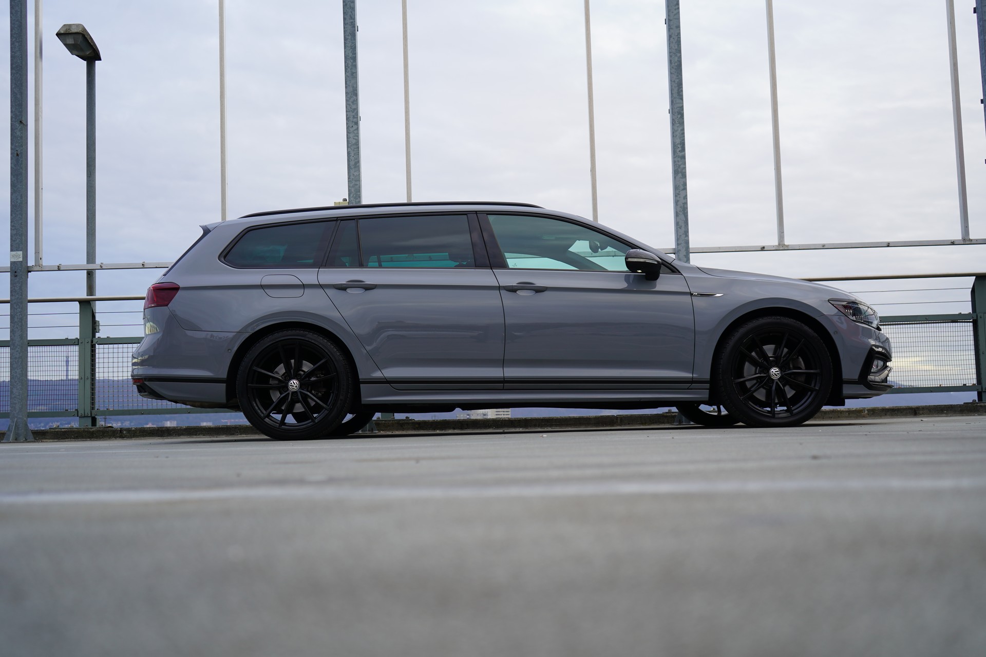 VW PASSAT VARIANT 2.0 TSI R-LINE EDITION BLACK 4MOTION DSG l 272 PS-image-2