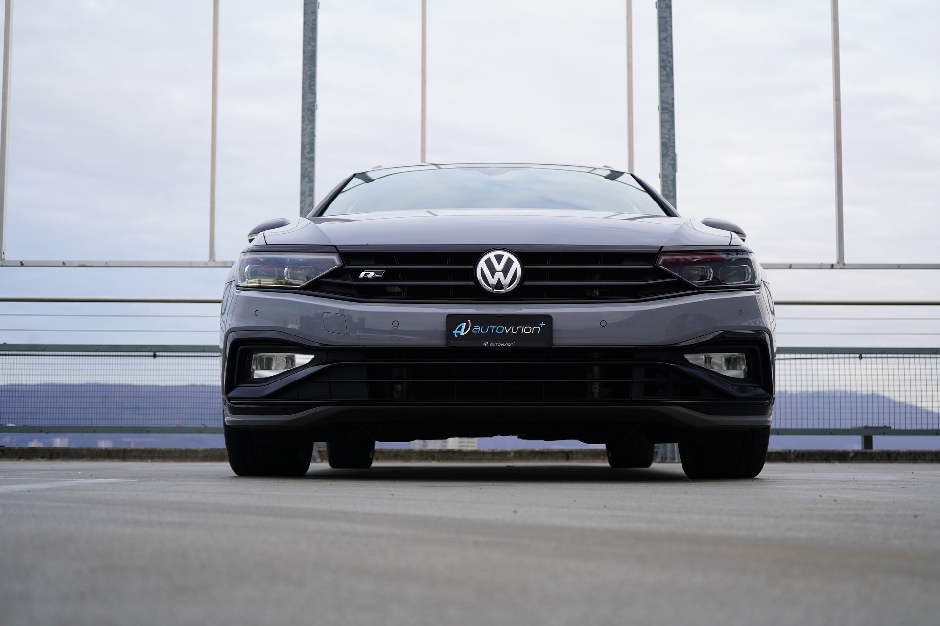 VW PASSAT VARIANT 2.0 TSI R-LINE EDITION BLACK 4MOTION DSG l 272 PS-image-14