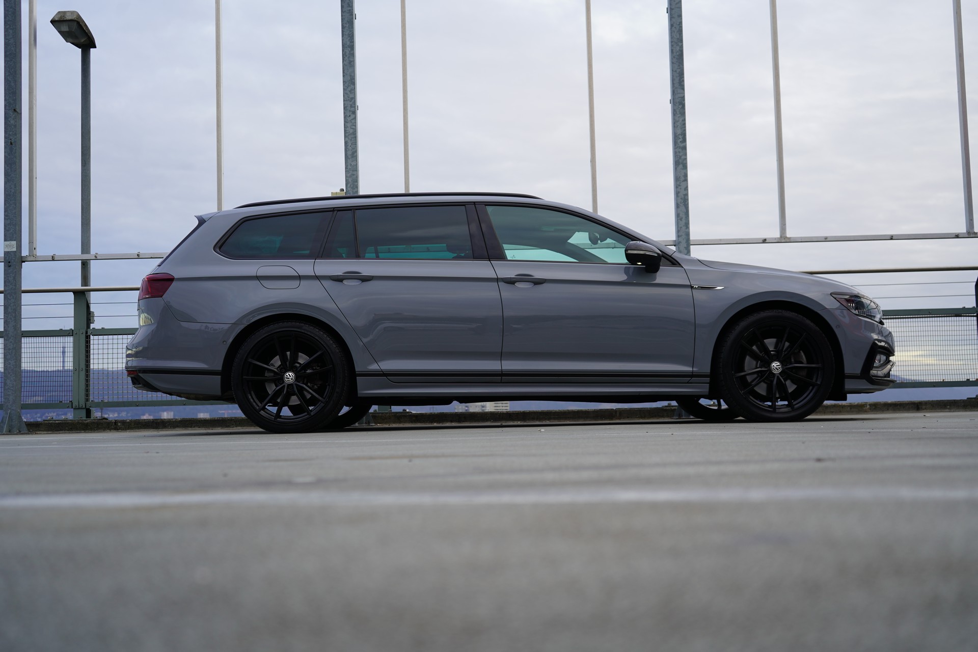 VW PASSAT VARIANT 2.0 TSI R-LINE EDITION BLACK 4MOTION DSG l 272 PS-image-0