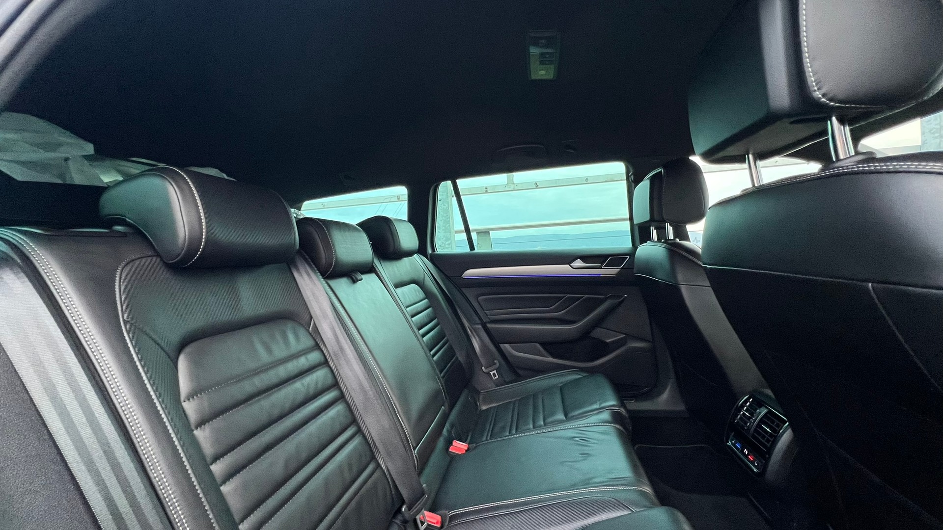VW PASSAT VARIANT 2.0 TSI R-LINE EDITION BLACK 4MOTION DSG l 272 PS-image-27