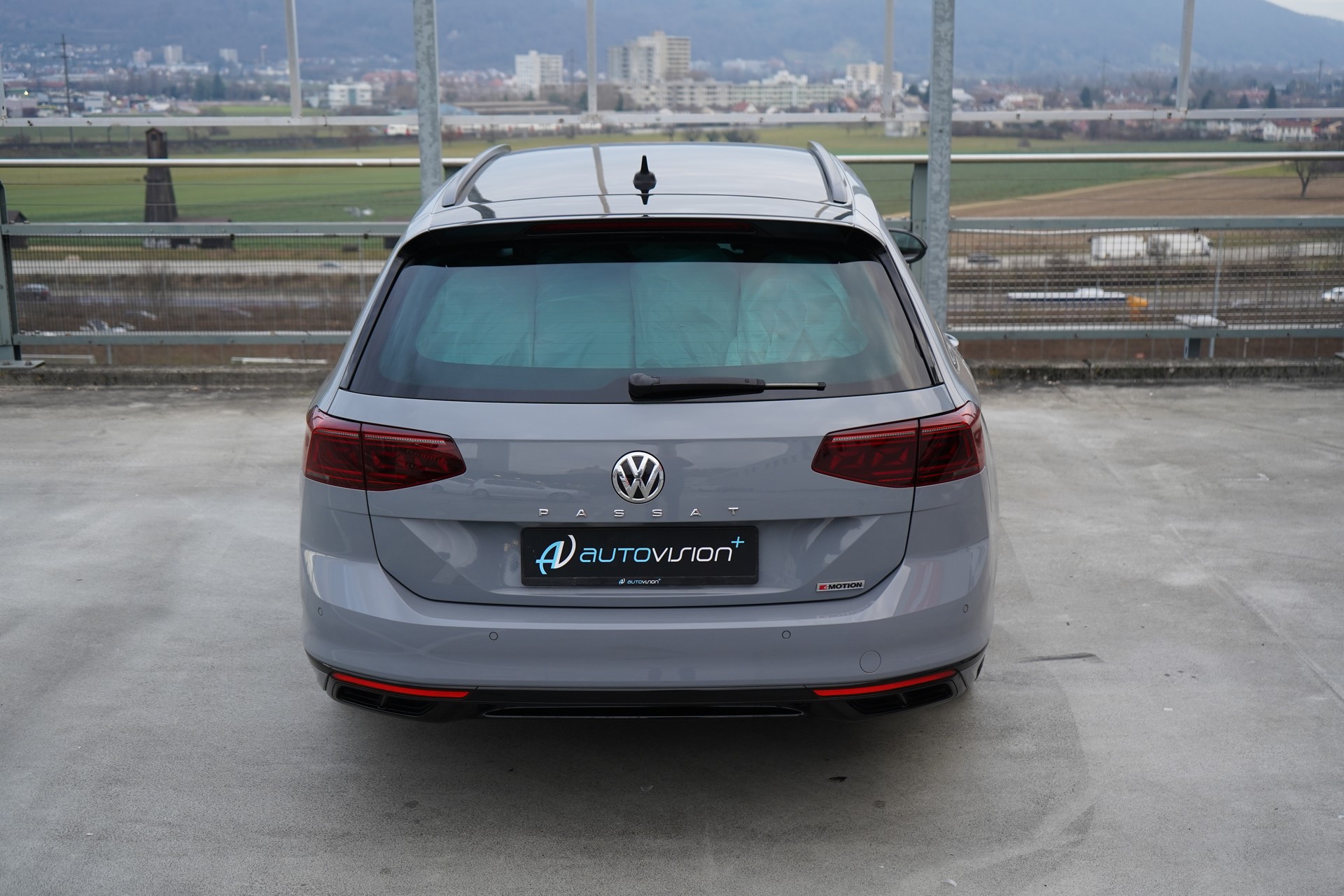 VW PASSAT VARIANT 2.0 TSI R-LINE EDITION BLACK 4MOTION DSG l 272 PS-image-15