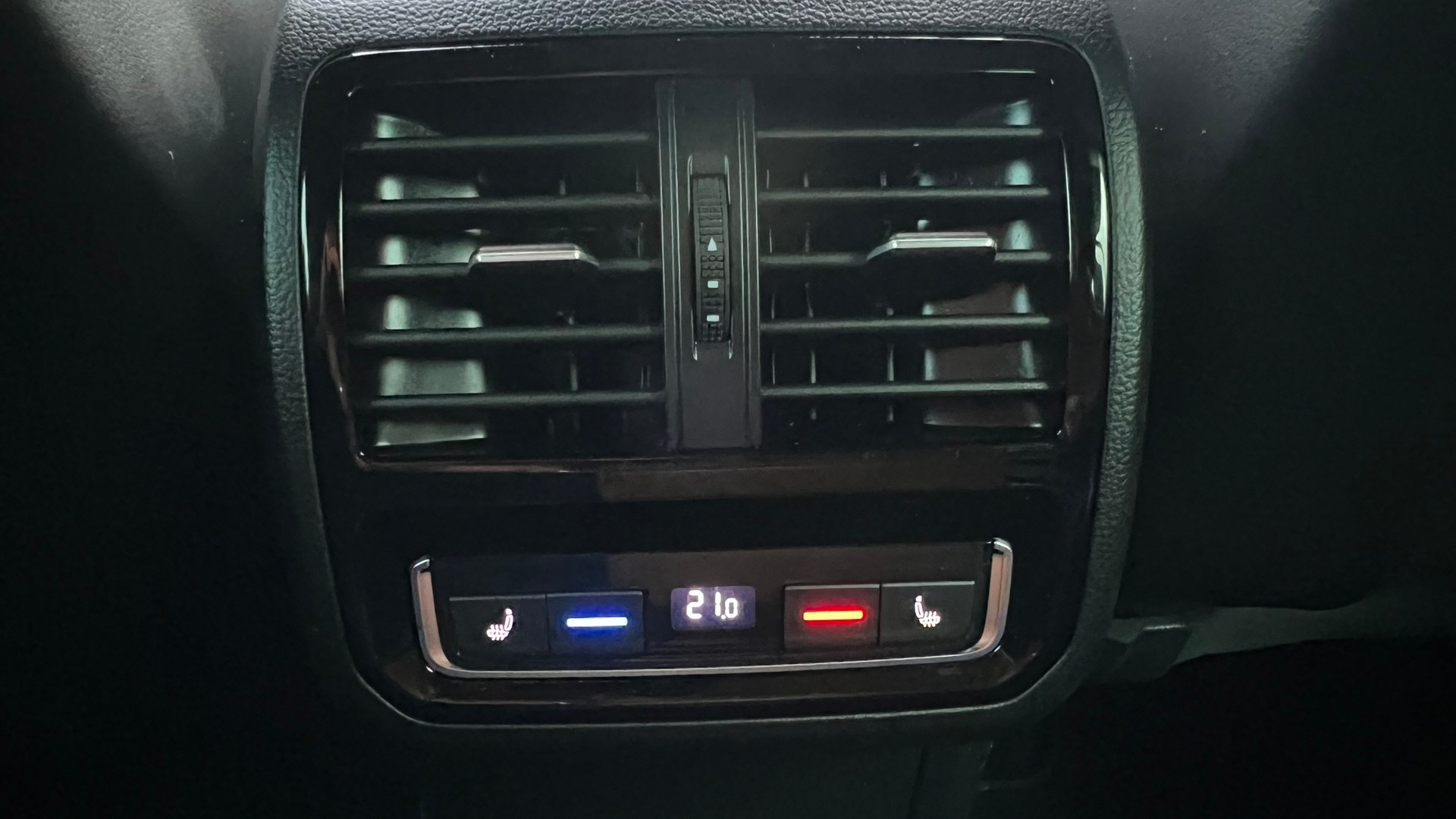 VW PASSAT VARIANT 2.0 TSI R-LINE EDITION BLACK 4MOTION DSG l 272 PS-image-22