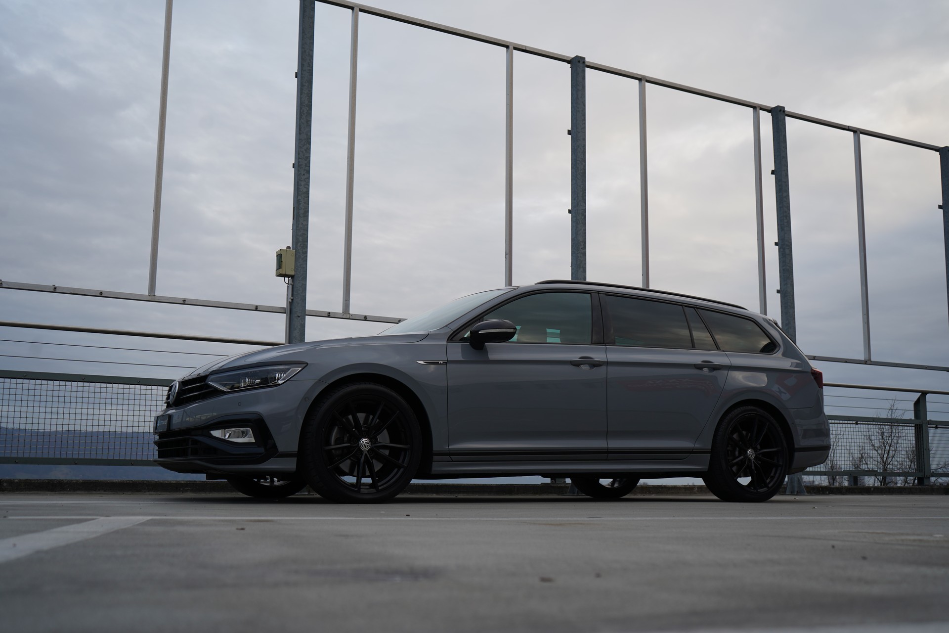 VW PASSAT VARIANT 2.0 TSI R-LINE EDITION BLACK 4MOTION DSG l 272 PS-image-7