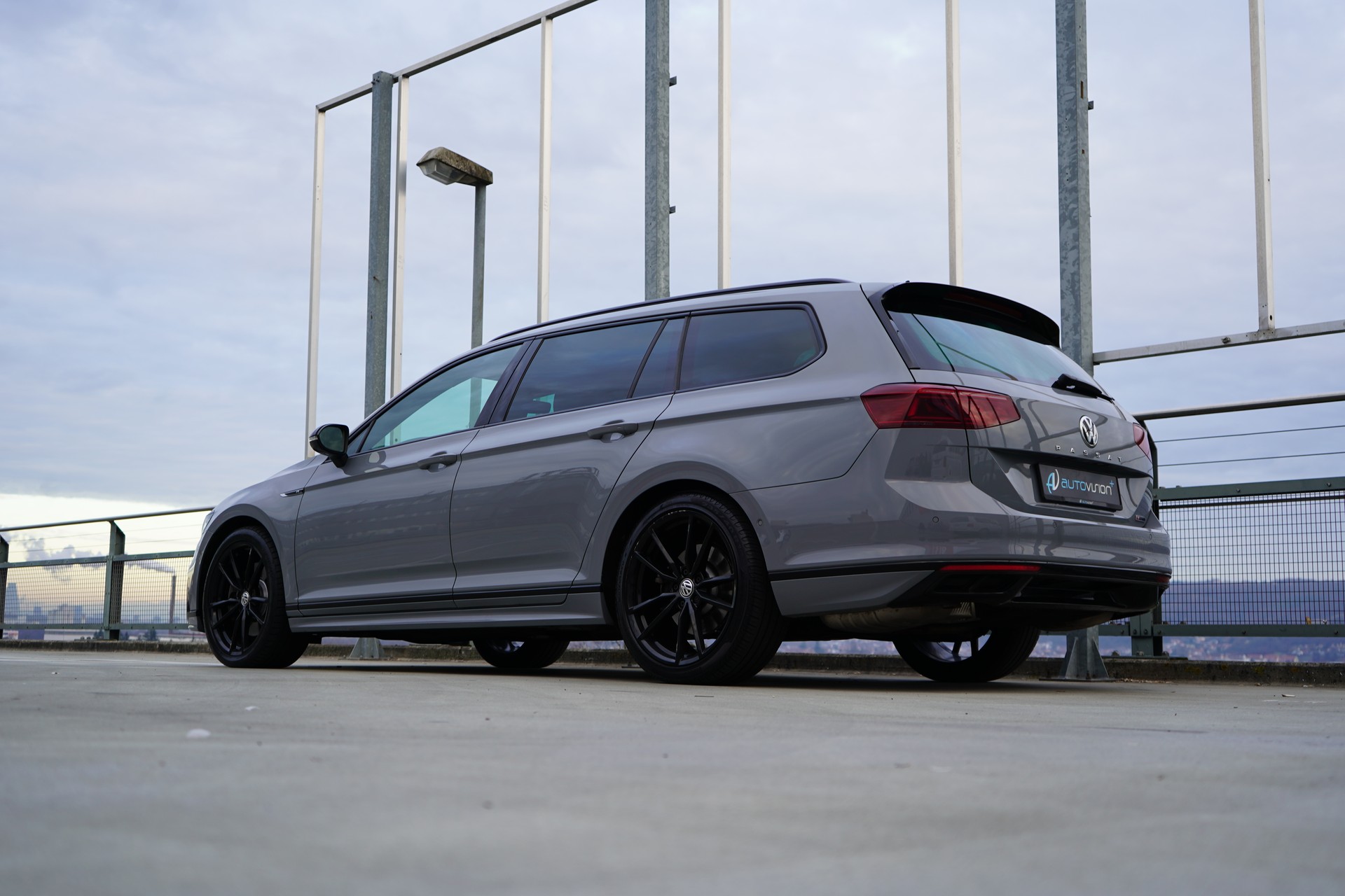VW PASSAT VARIANT 2.0 TSI R-LINE EDITION BLACK 4MOTION DSG l 272 PS-image-6