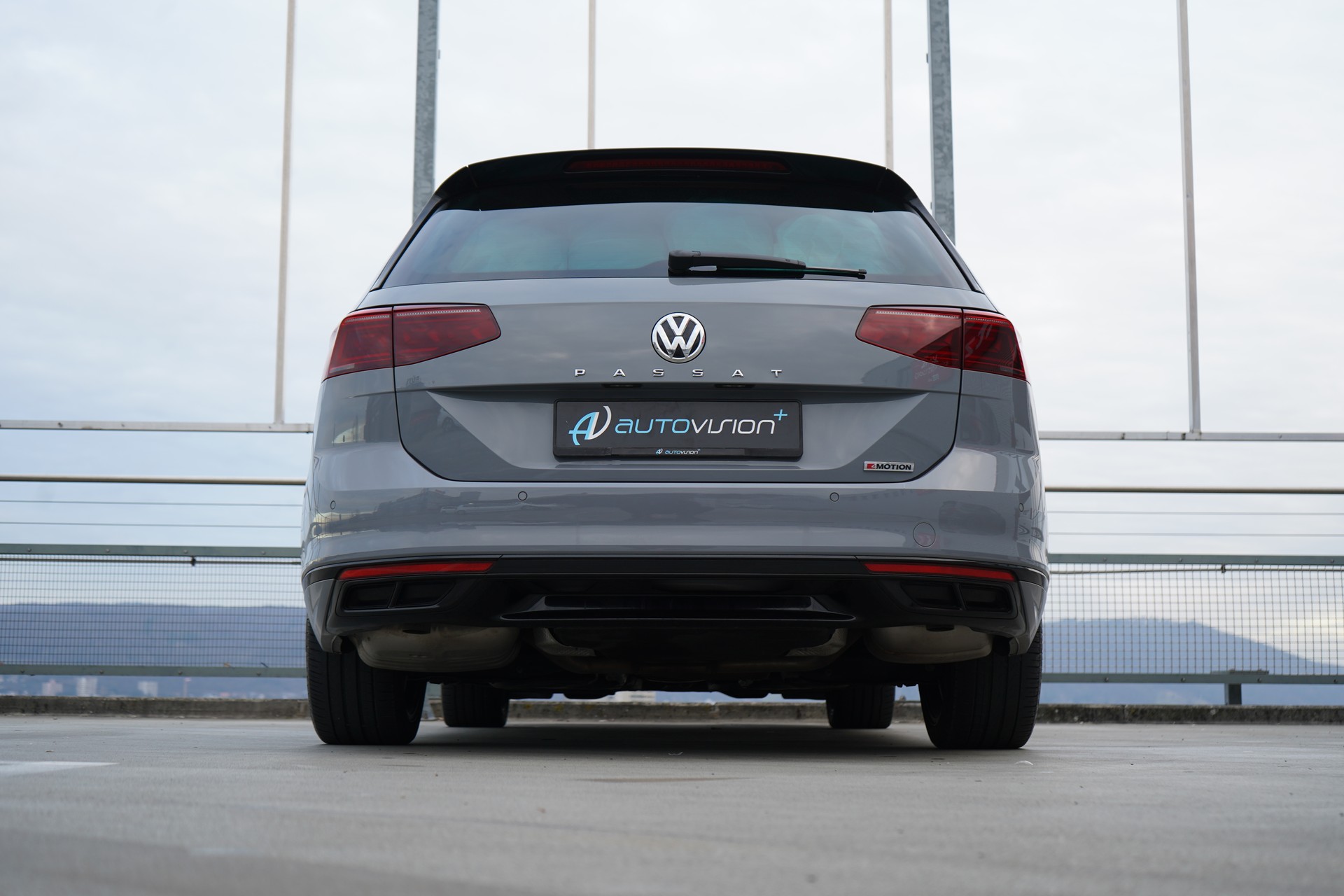 VW PASSAT VARIANT 2.0 TSI R-LINE EDITION BLACK 4MOTION DSG l 272 PS-image-16