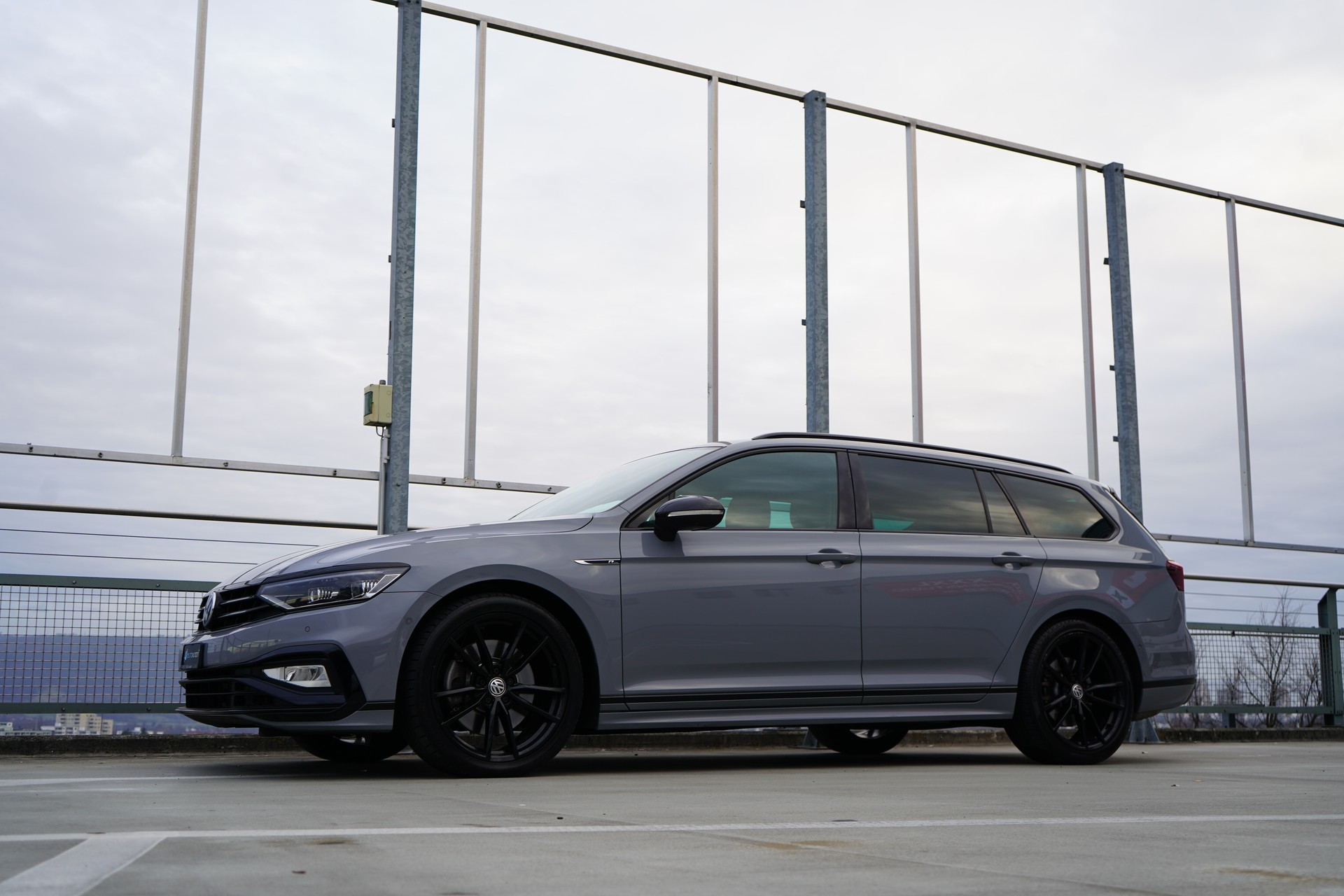VW PASSAT VARIANT 2.0 TSI R-LINE EDITION BLACK 4MOTION DSG l 272 PS-image-9