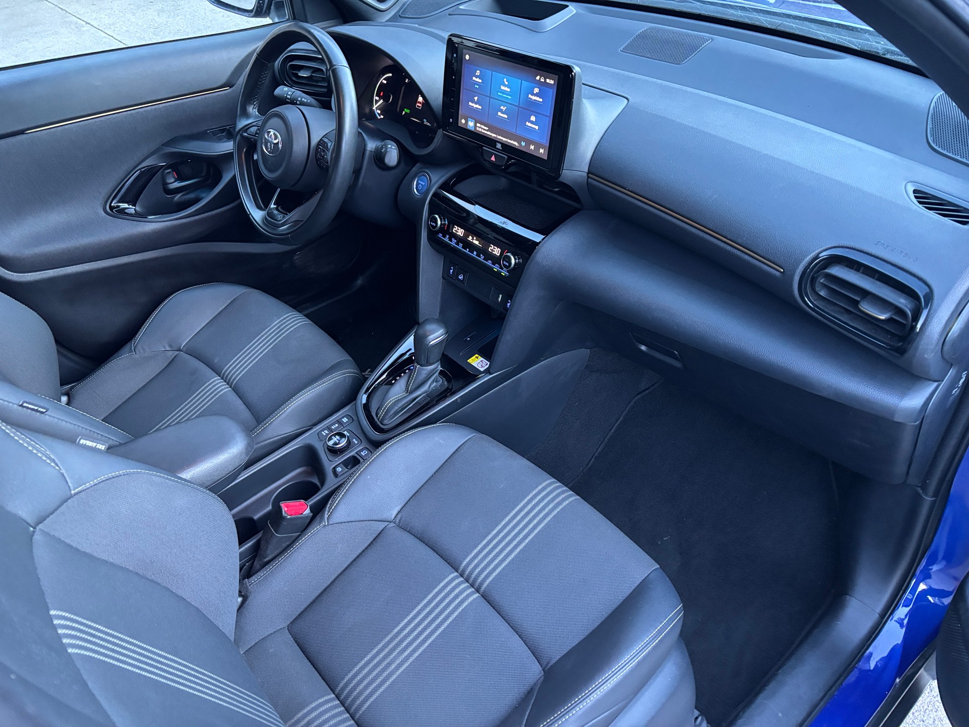 TOYOTA Yaris Cross 1.5 Adventure e-CVT AWDi-image-9