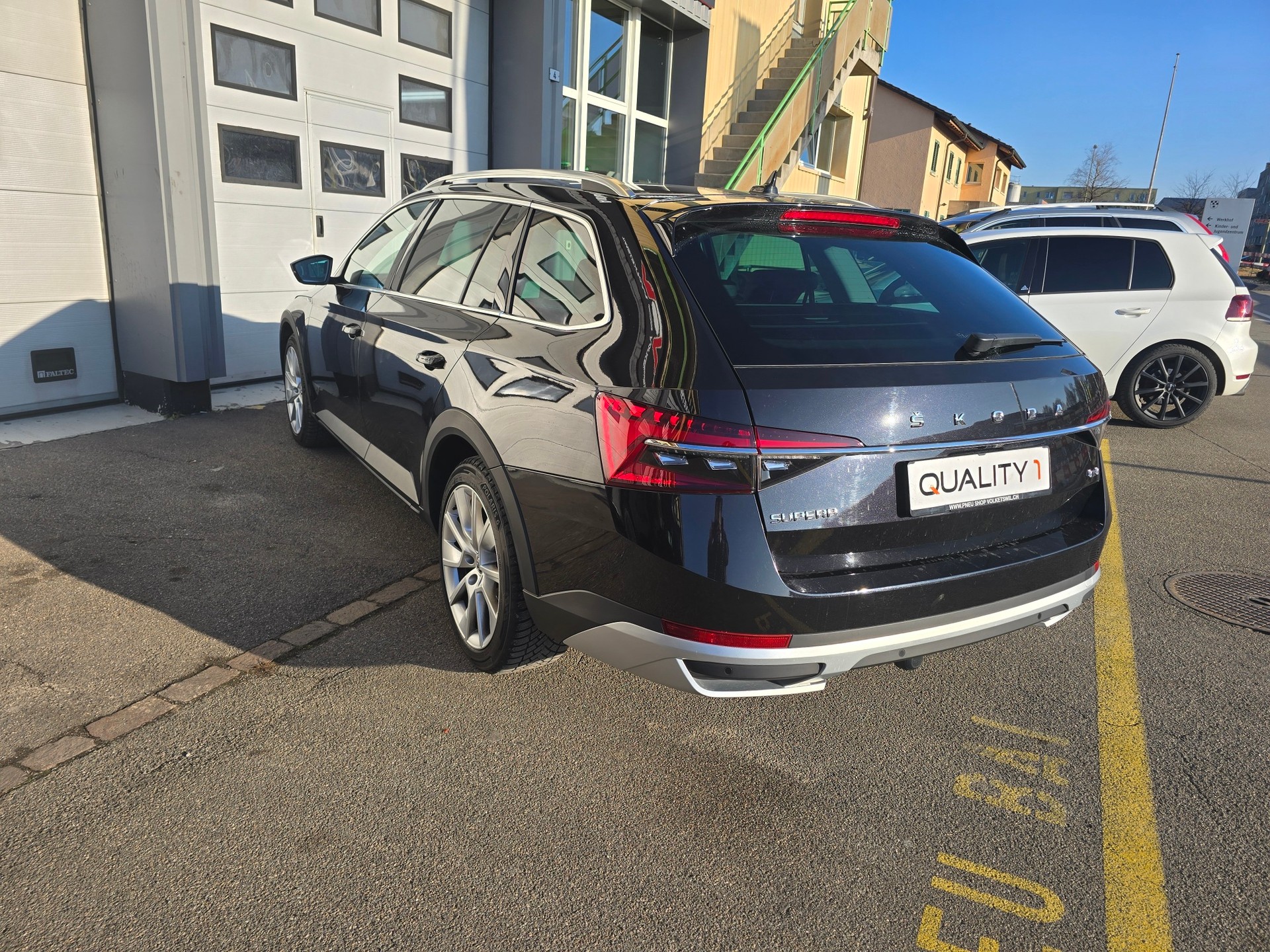 SKODA Superb 2.0 TDi Scout 4x4 DSG-image-4