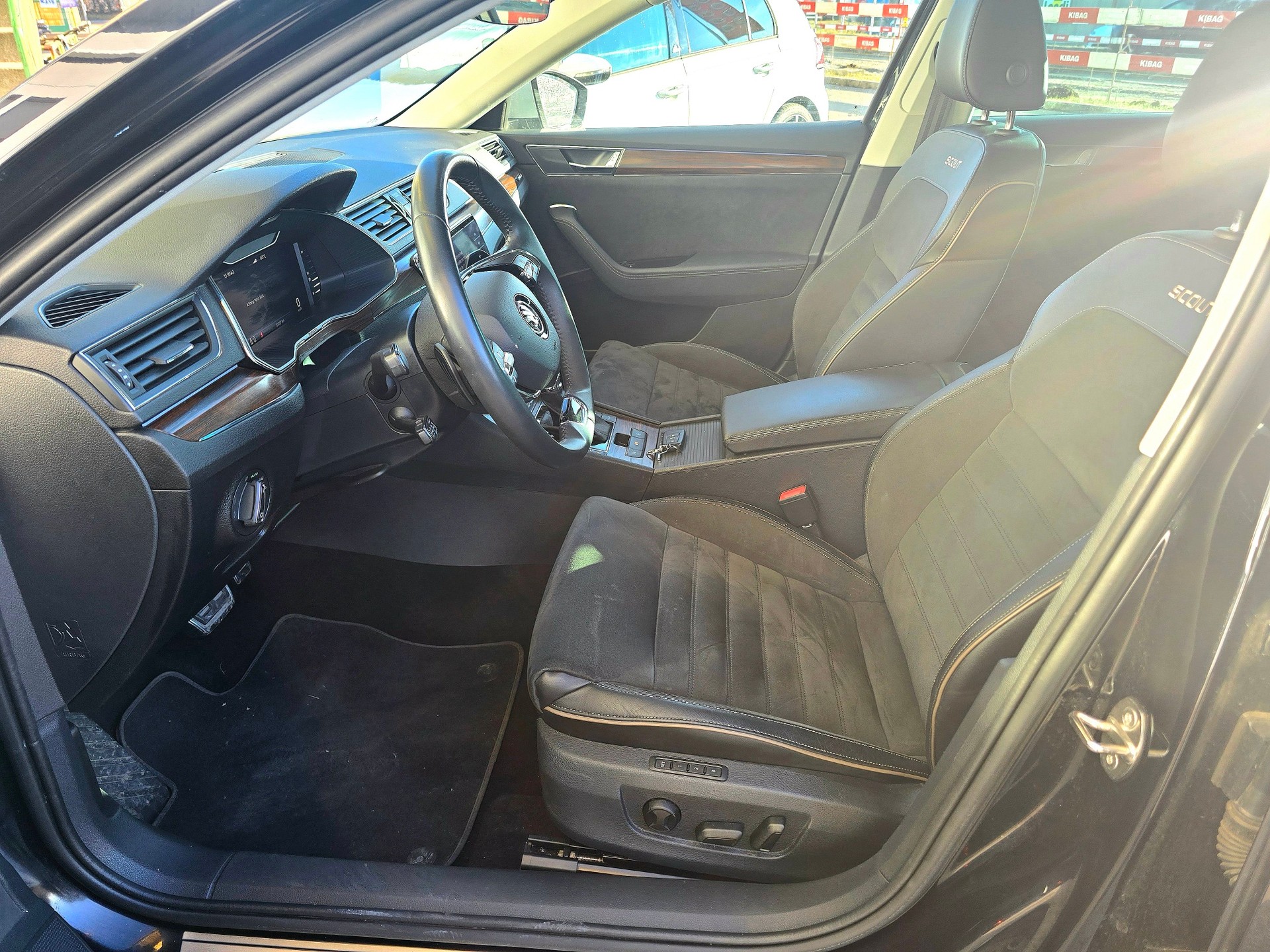 SKODA Superb 2.0 TDi Scout 4x4 DSG-image-11