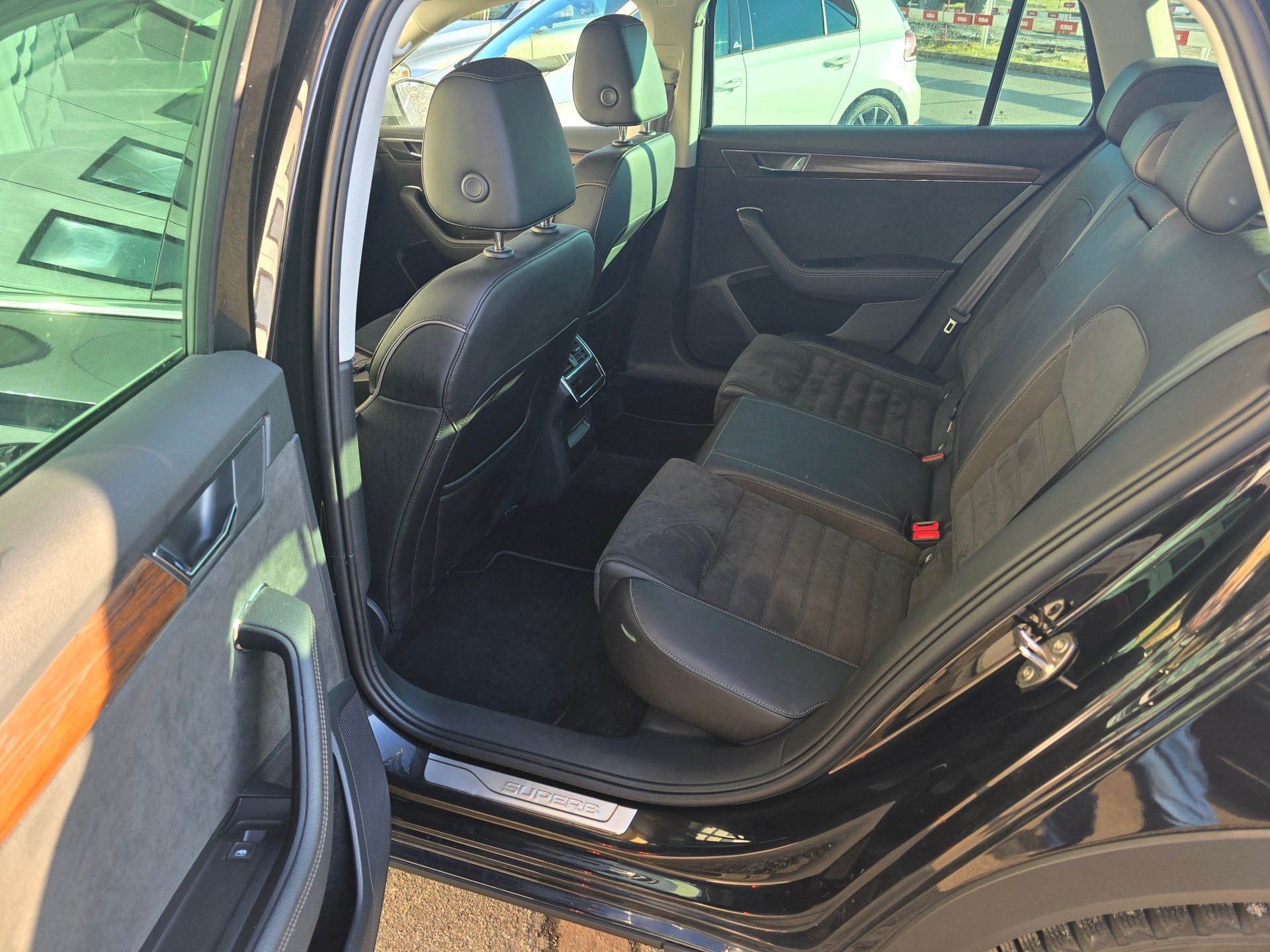 SKODA Superb 2.0 TDi Scout 4x4 DSG-image-12