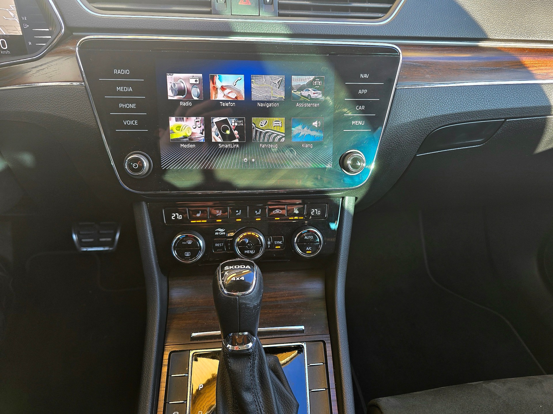 SKODA Superb 2.0 TDi Scout 4x4 DSG-image-9